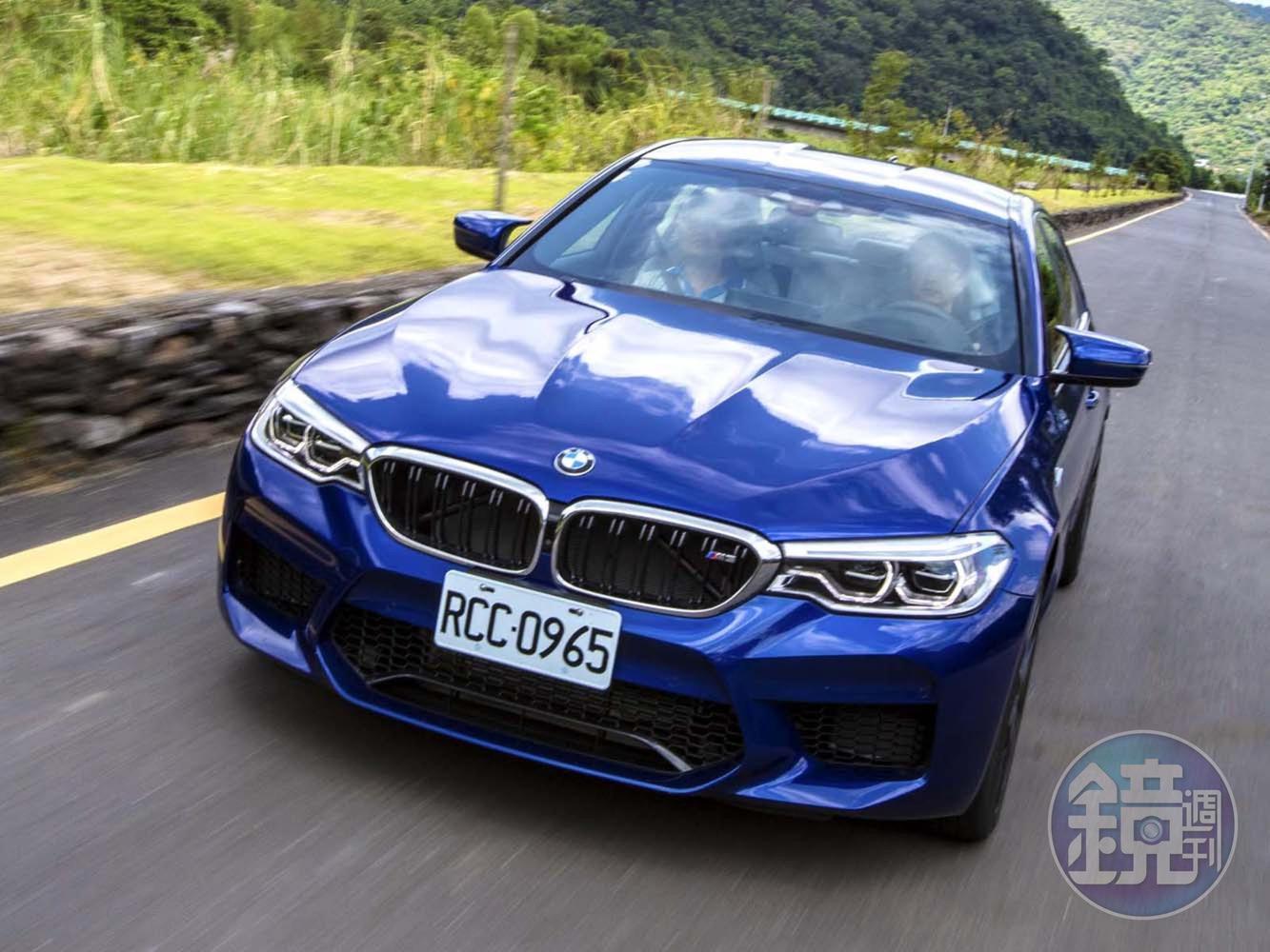 BMW發表了代號F90的最新款M5性能房車，以首次出現在此系列上的M xDrive四輪驅動系統與600匹馬力，建立了新世代性能、甚至是「超級」房車的規格基準。