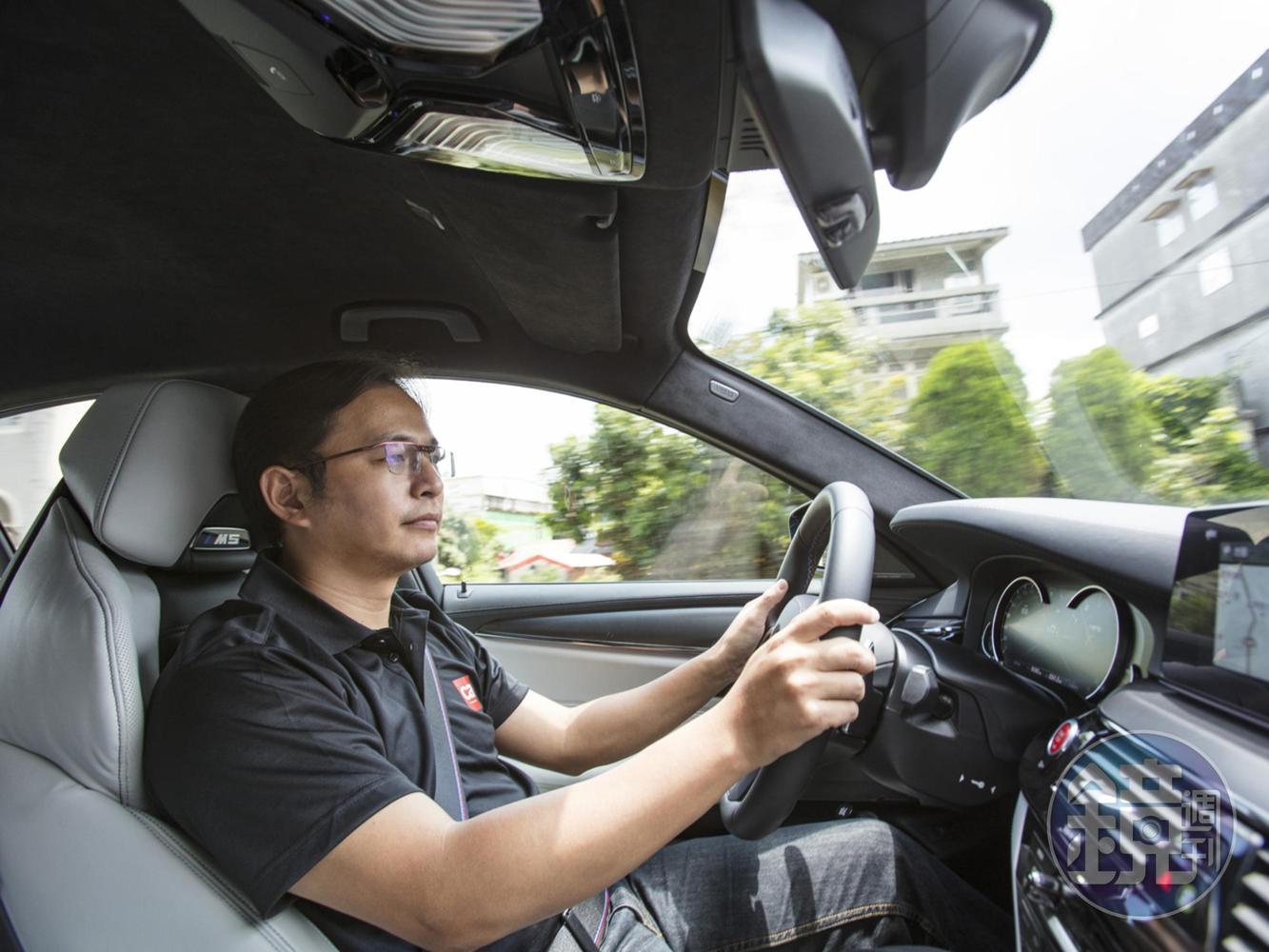 雖然馬力是M5有史以來最大的600匹，但因為同步引進了M xDrive四輪驅動技術（也是首次出現在M5上），F90 M5的操控性可能是歷代最好的！原廠工程師雖然打造了一頭狼， 但憑藉著精心調校的車體與動力，以及大量的電子系統輔助，讓M5就像頭哈士奇般的乖巧聽話。如果真想要它狼性畢露也是按個鈕就好（DSC Off+FR），但可要衡量自己是否有能力駕馭。