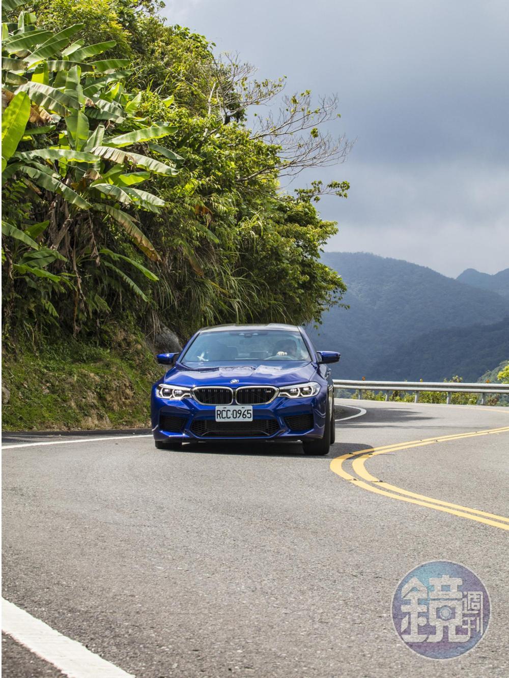 為了要探索出M5的性能「極限」，我們拉到郊外的山道上並將M xDrive四驅系統切換到MDM＋4WD Sport模式，排氣聲浪選擇「M運動化排氣系統」，M5的「狼性」也被喚醒。