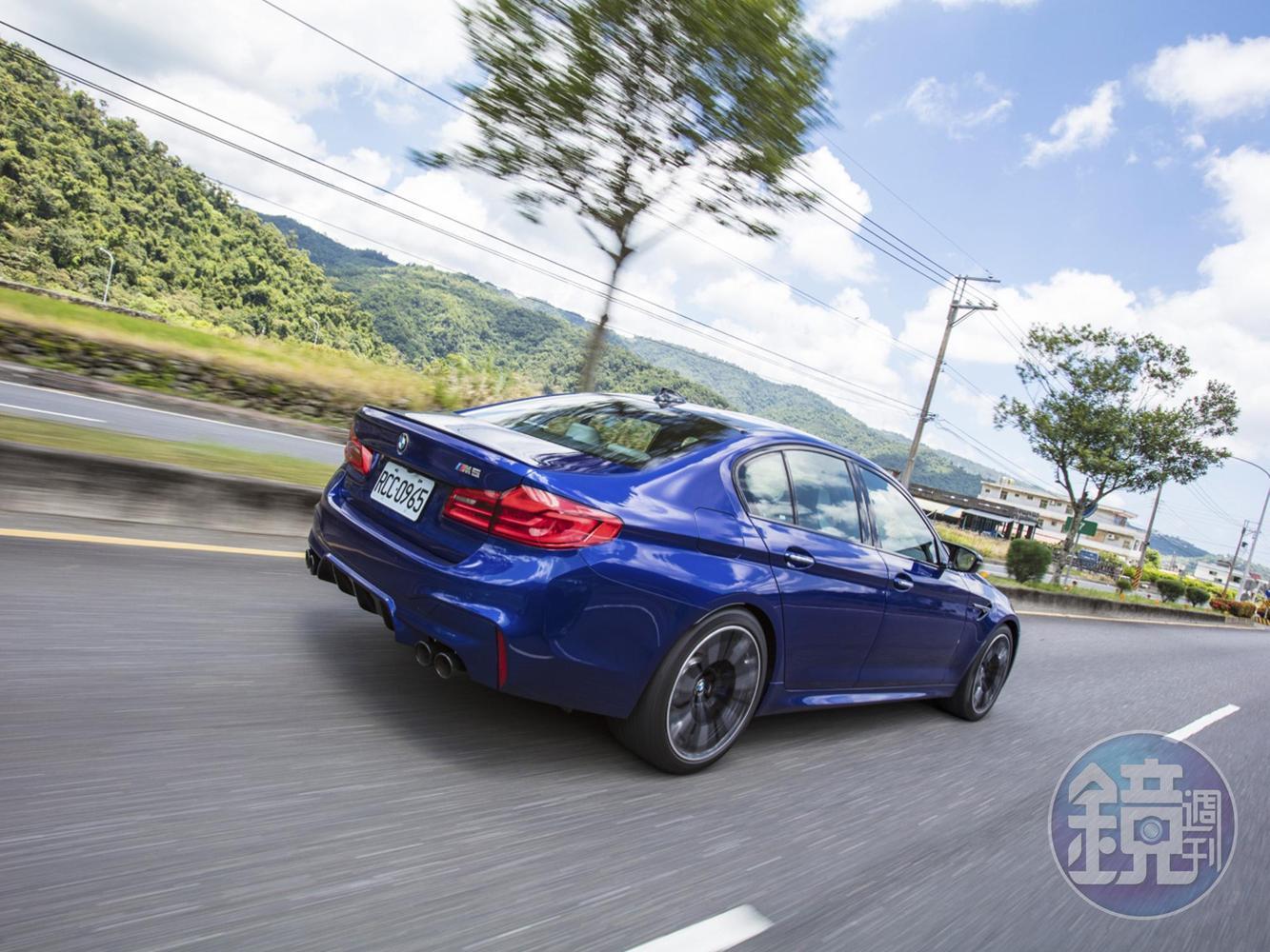 M xDrive的選項中還有後輪可以輕微滑移的M Dynamic+4WD模式、保有靈活性與四驅動態的DSC Off+4WD模式、具有一定程度四驅動態但更靈活的DSC Off+4WD Sport模式。