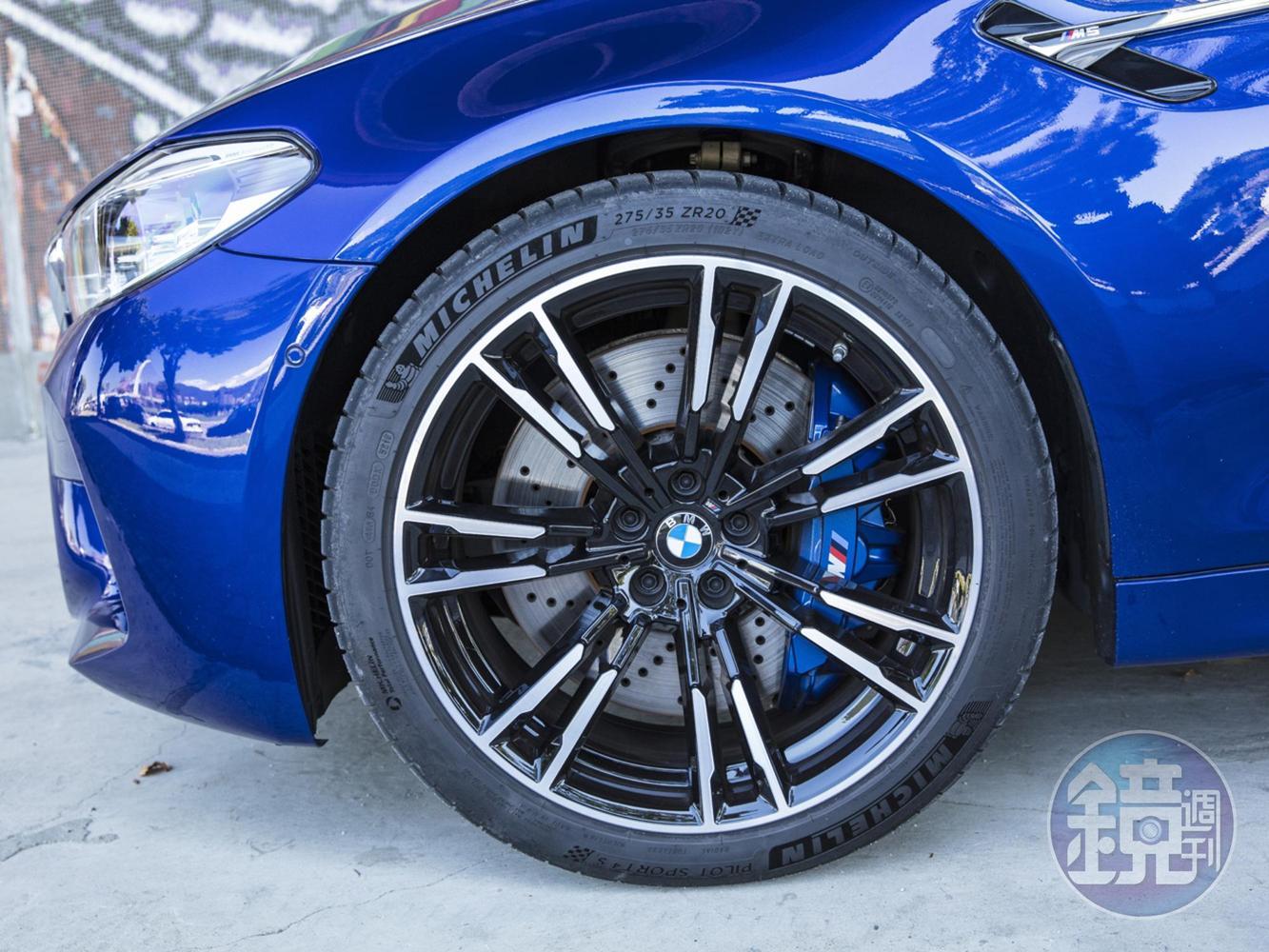 20吋M雙輻式輪圈搭配PIRELLI P-Zero跑胎與前六、後單活塞剎車組與陶瓷碳纖維剎車盤（選配）。