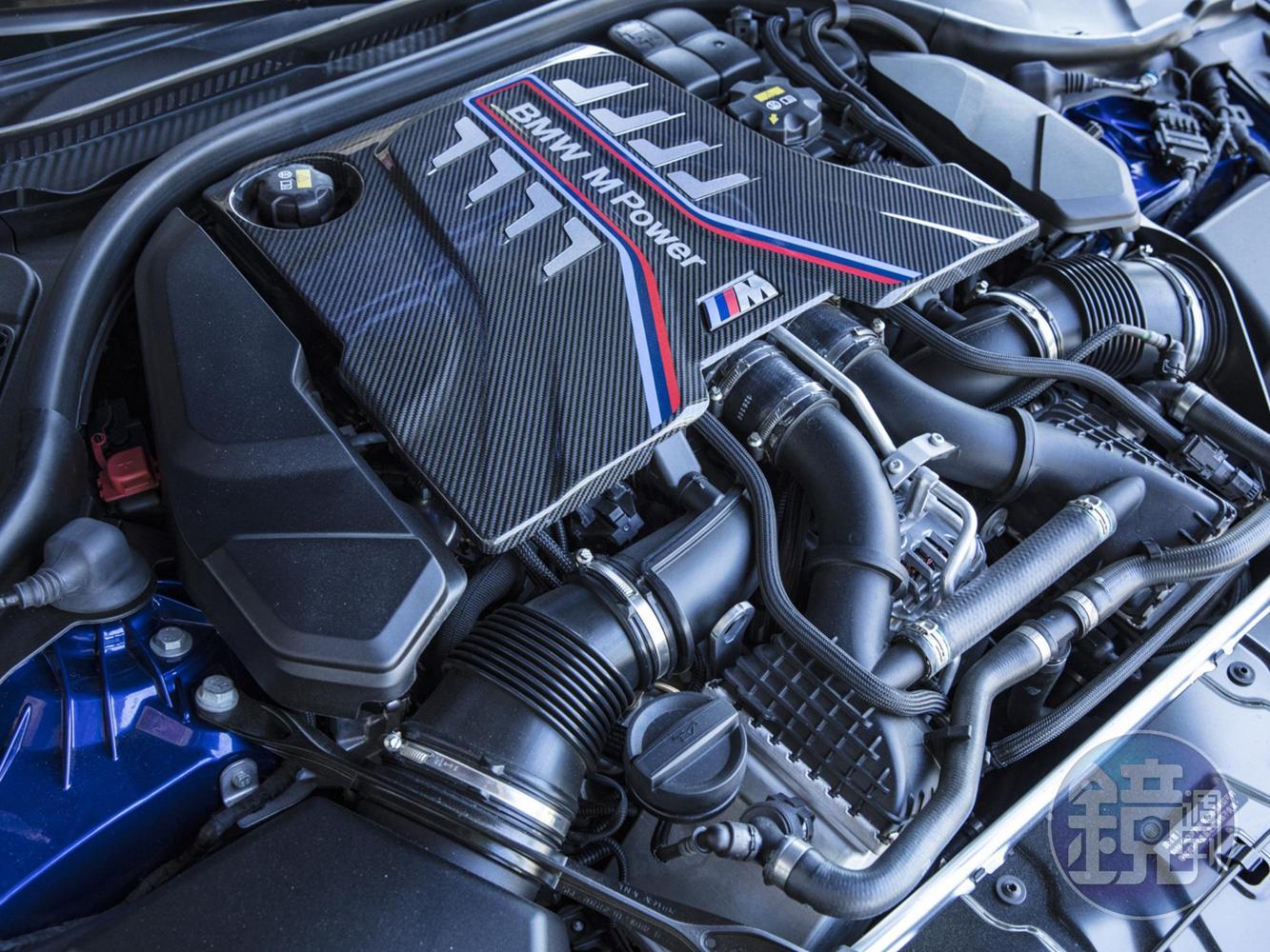 全新4.4升BMW M TwinPower Turbo V8雙渦輪增壓汽油引擎，上方的碳纖維引擎飾蓋為選配（定價NT$87,000元）。