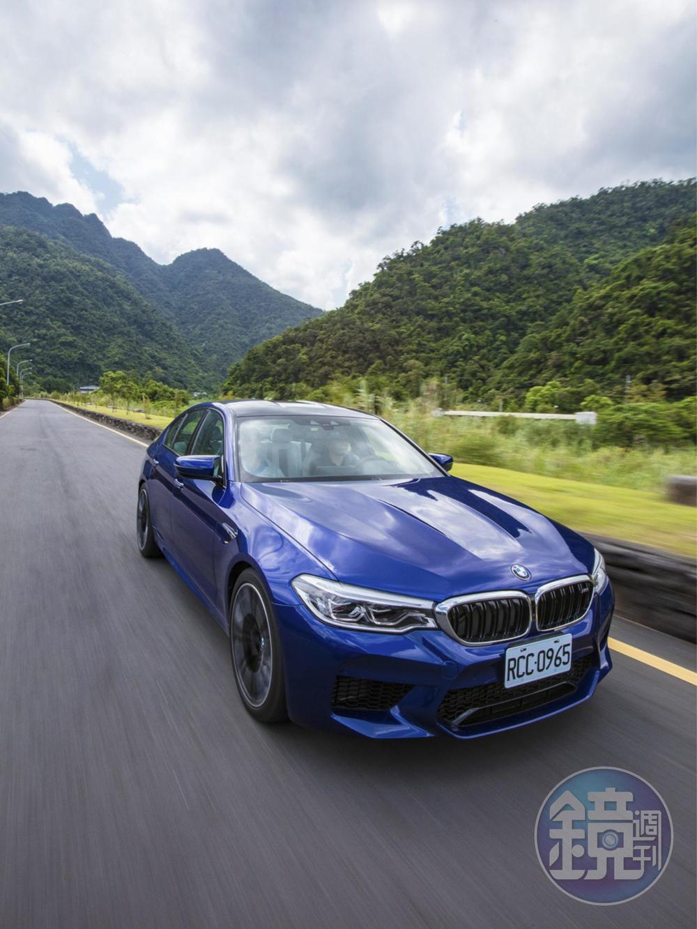 老實說以此次所試駕之M5（附加Racing Package套件）的725萬元建議售價，有能力入手的人要直上超跑也非難事，但若不是熱血到一切皆可拋的闘魂車手，也不想要開在路上頻頻被投以注目禮（或是被拍照丟上爆料公社），低調許多（相較於超跑）的M5就是一個頗為實際的選擇。