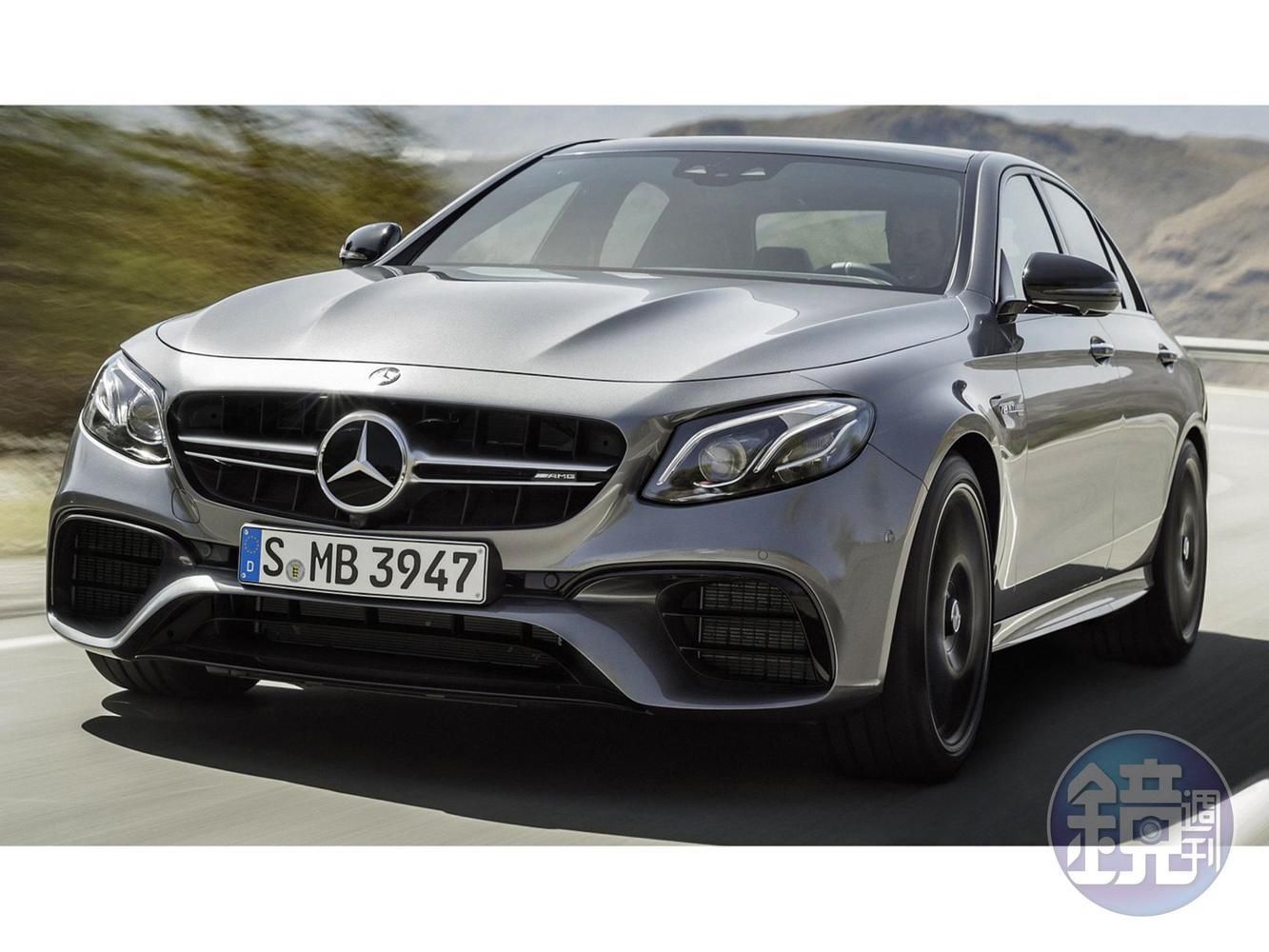 《Mercedes-AMG E63 4MATIC+》技術規格→→長寬高：4,993mm×1,907mm×1,460mm；軸　　距：2,939mm；整備重量：1,950kg；引　　擎：4.0 L雙渦輪增壓V8引擎；最大馬力：571hp/5,450~6,500rpm；最大扭力：76.53kgm/2,250~5,000rpm；驅動方式：四輪驅動；標配售價：698萬元