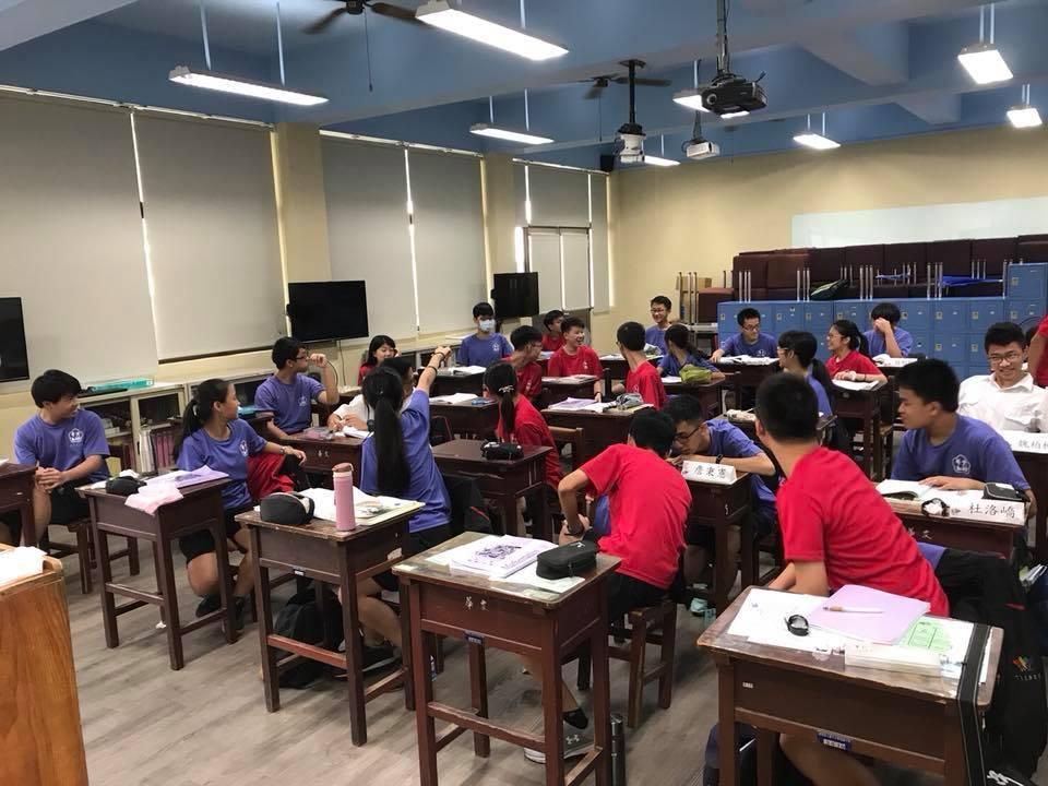 台中市立文華高中的同學好幸福,可以就學校規定紫紅兩色中選擇自己想穿的制服,不用在乎生理性別。(翻攝自臉書)