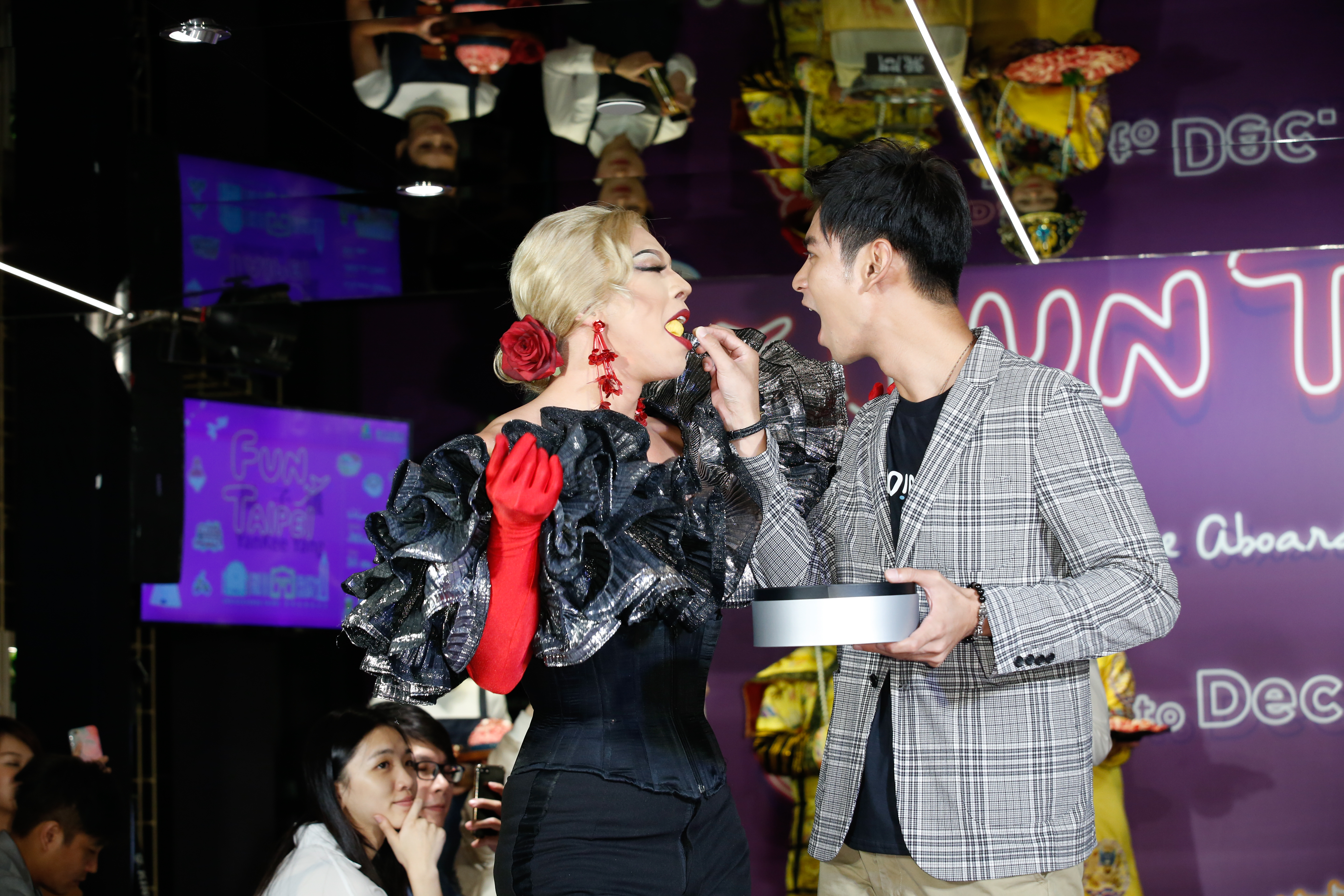 楊子儀與泰國變裝皇后潘潘(Pan Pan Narkprasert)在記者會上上演餵食秀。