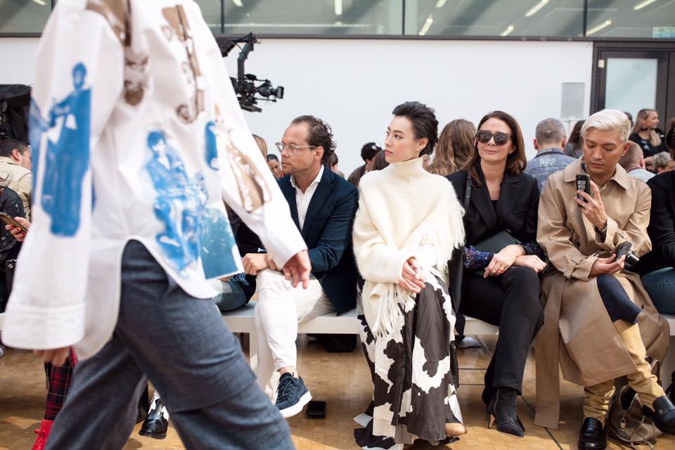 梁洛施兩個月前正式宣布全面復出，日前獲品牌Ports 1961邀請，前往倫敦時裝週觀看2019春夏女裝秀。（翻攝梁洛施微博）