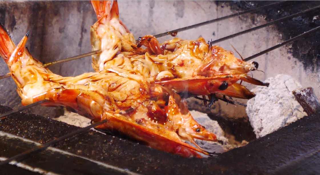 當優雅的日式照燒醬遇上剛中帶柔的威士忌，華麗白蝦綻放火焰之中。