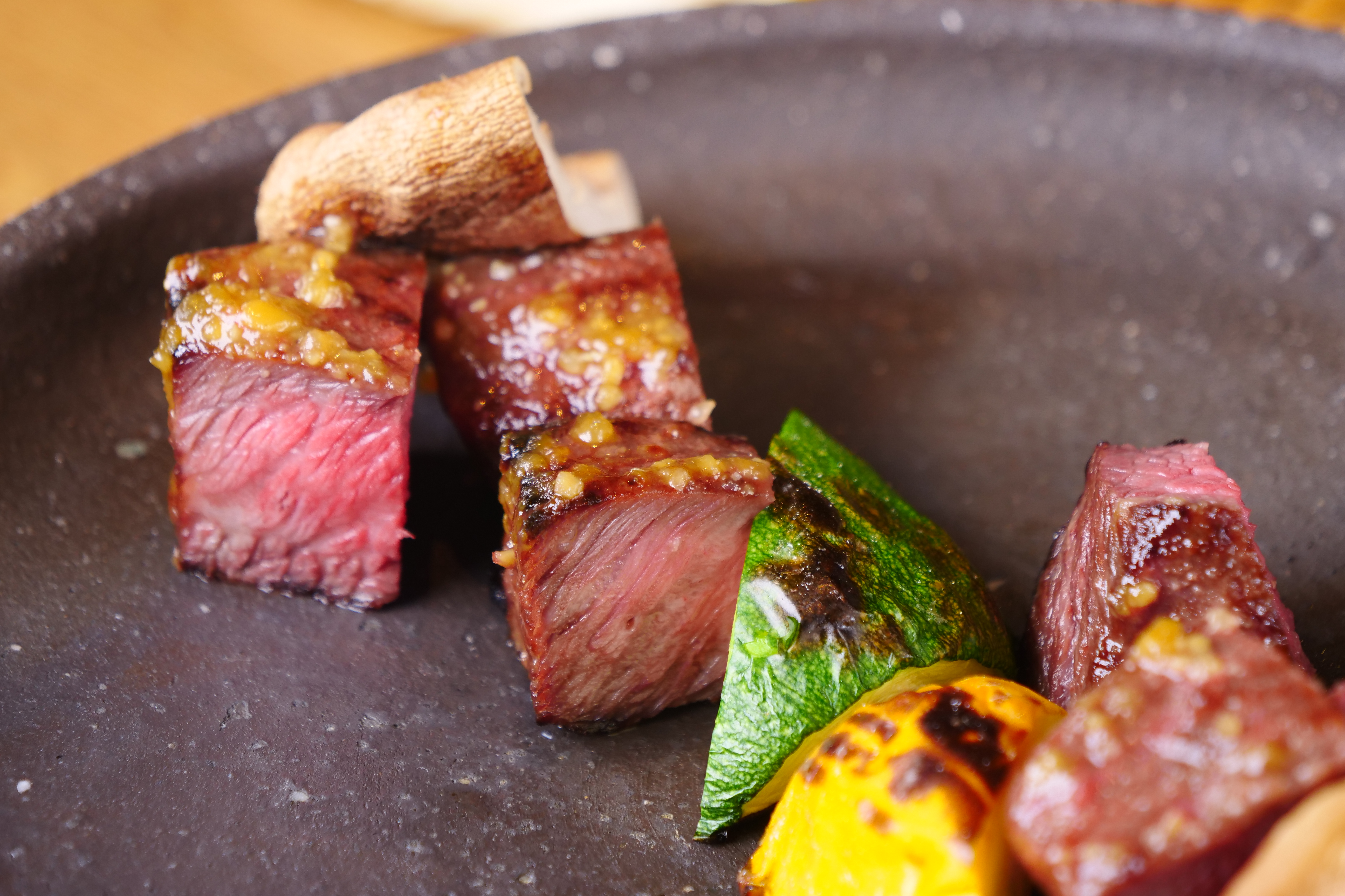 「威士忌牛小排幽庵味噌燒」滲入細緻醬香，肉嫩多汁。