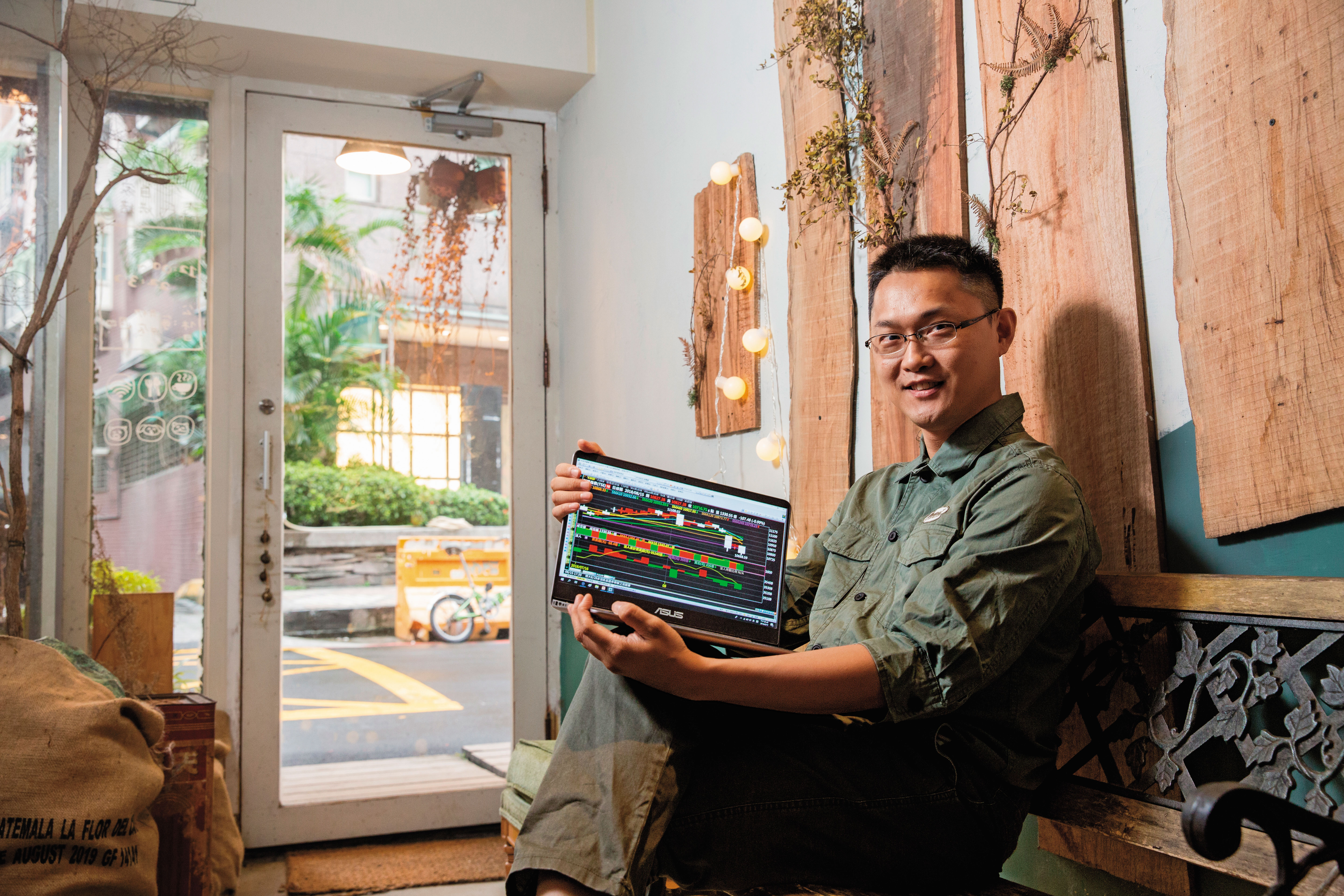 對股價變化極為敏銳的林漢克，求學階段就立志要靠股票賺錢，如今他最大的嗜好是坐在咖啡廳思考盤勢。