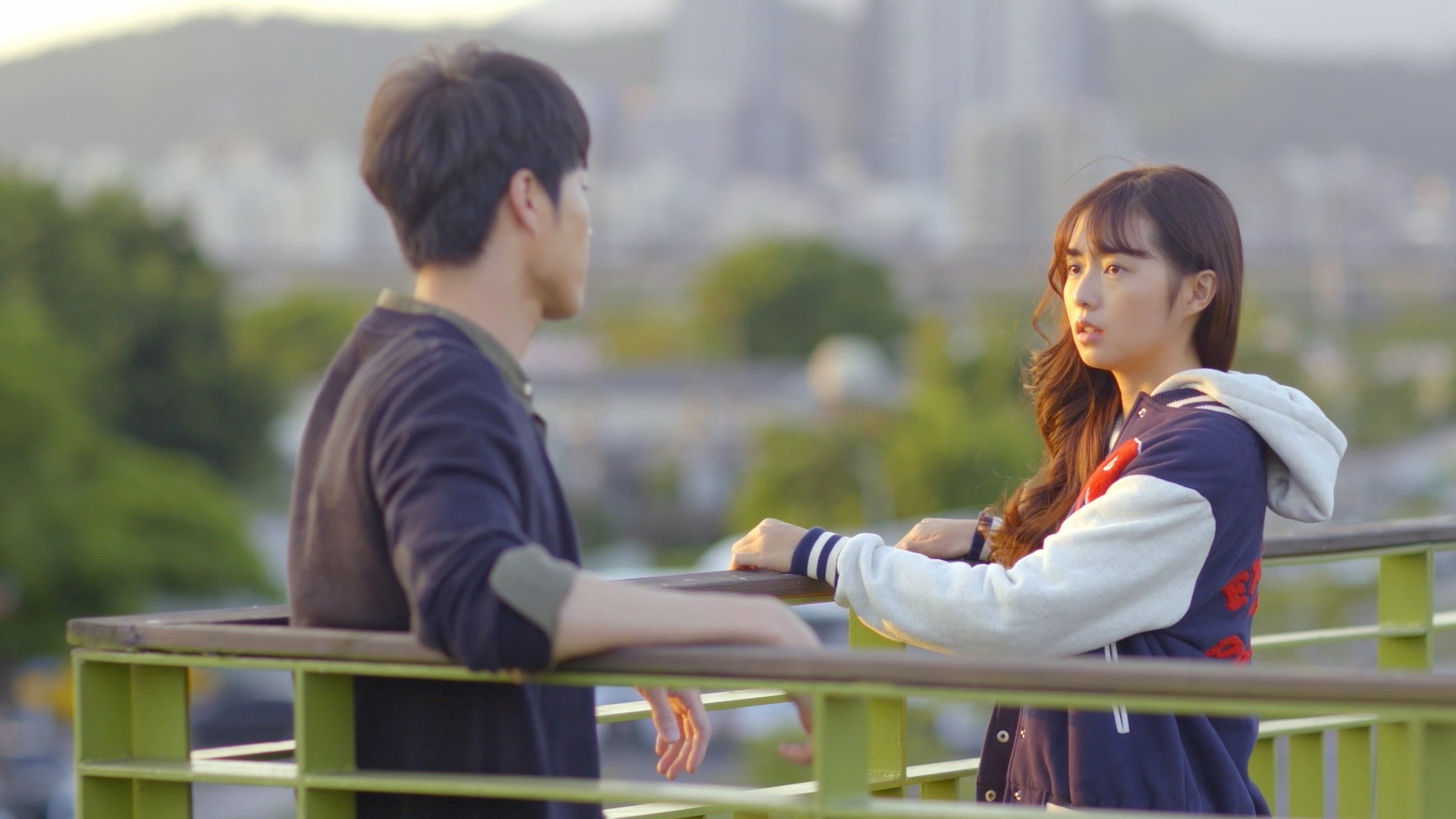 網劇《愛情練習生》，講述青春無敵的校園生活為主題，唐振剛、簡廷芮（右）攜手演出。（華納提供）