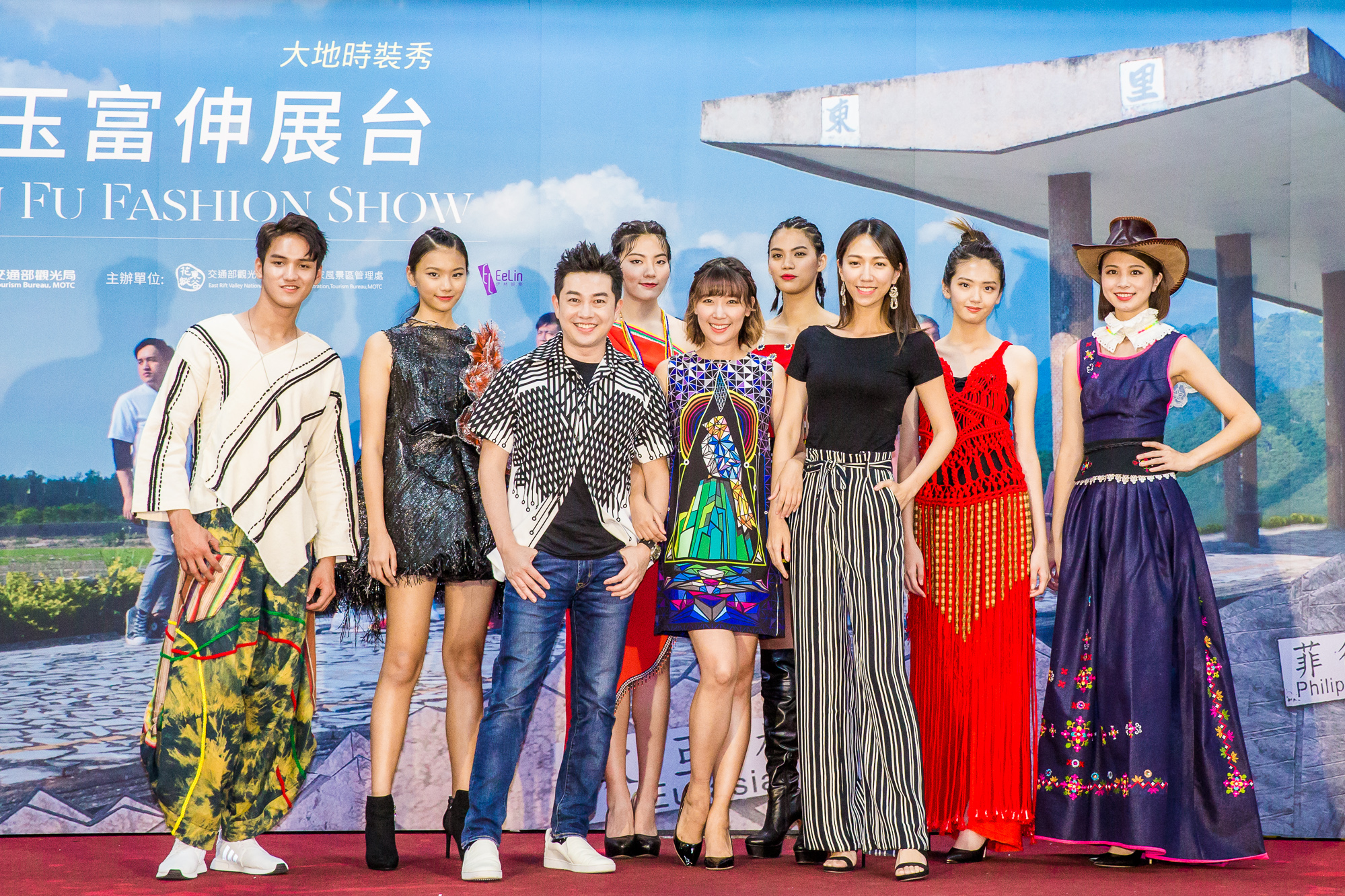 知名造型師李明川、名模邱偲亞及藝人李懿，今日在出席觀光局旅遊服務中心舉行「2018玉富伸展台大地時裝秀」記者會。（伊林提供）