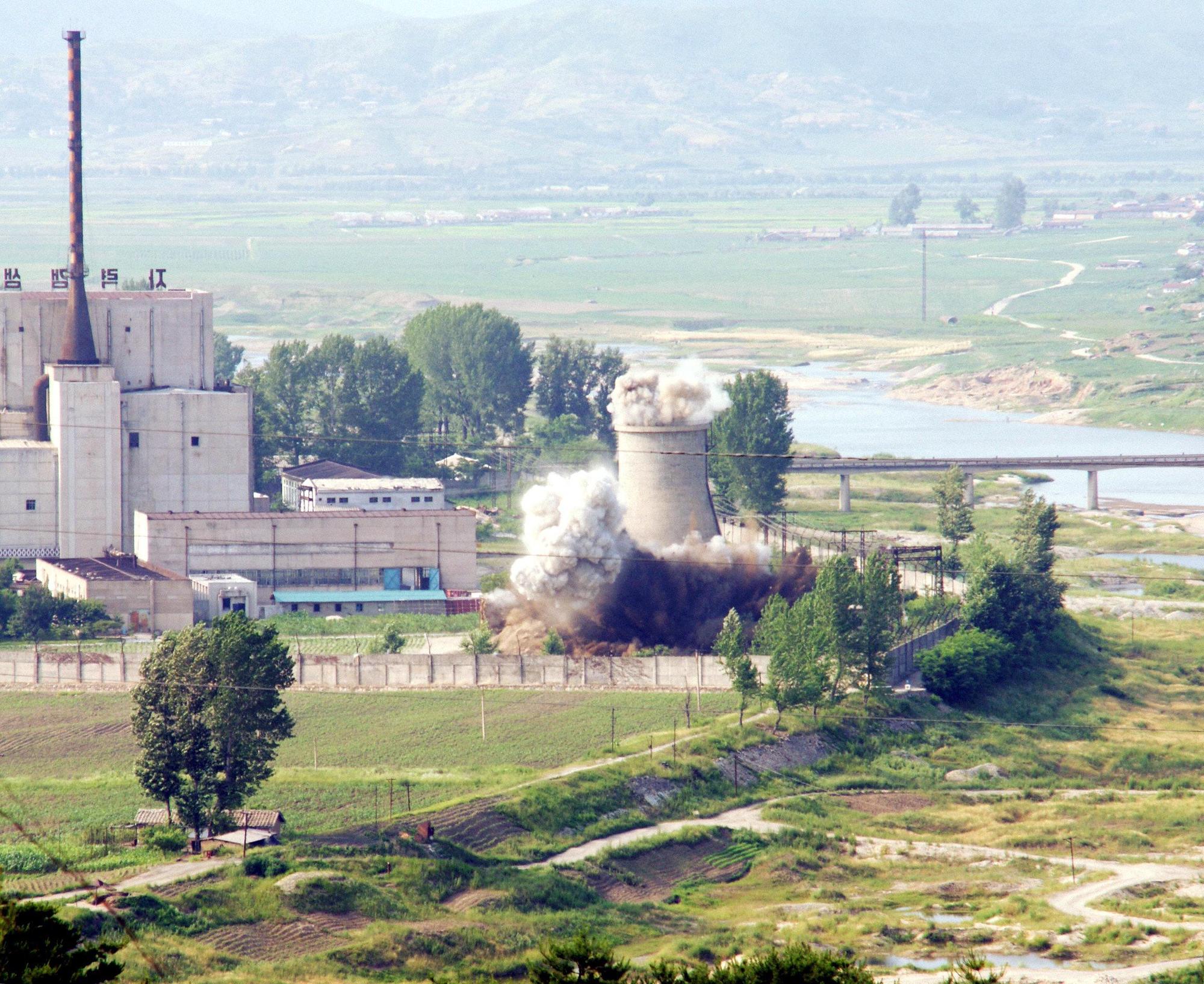 圖為2008年朝鮮炸毀寧邊核設施冷卻塔。（東方IC）
