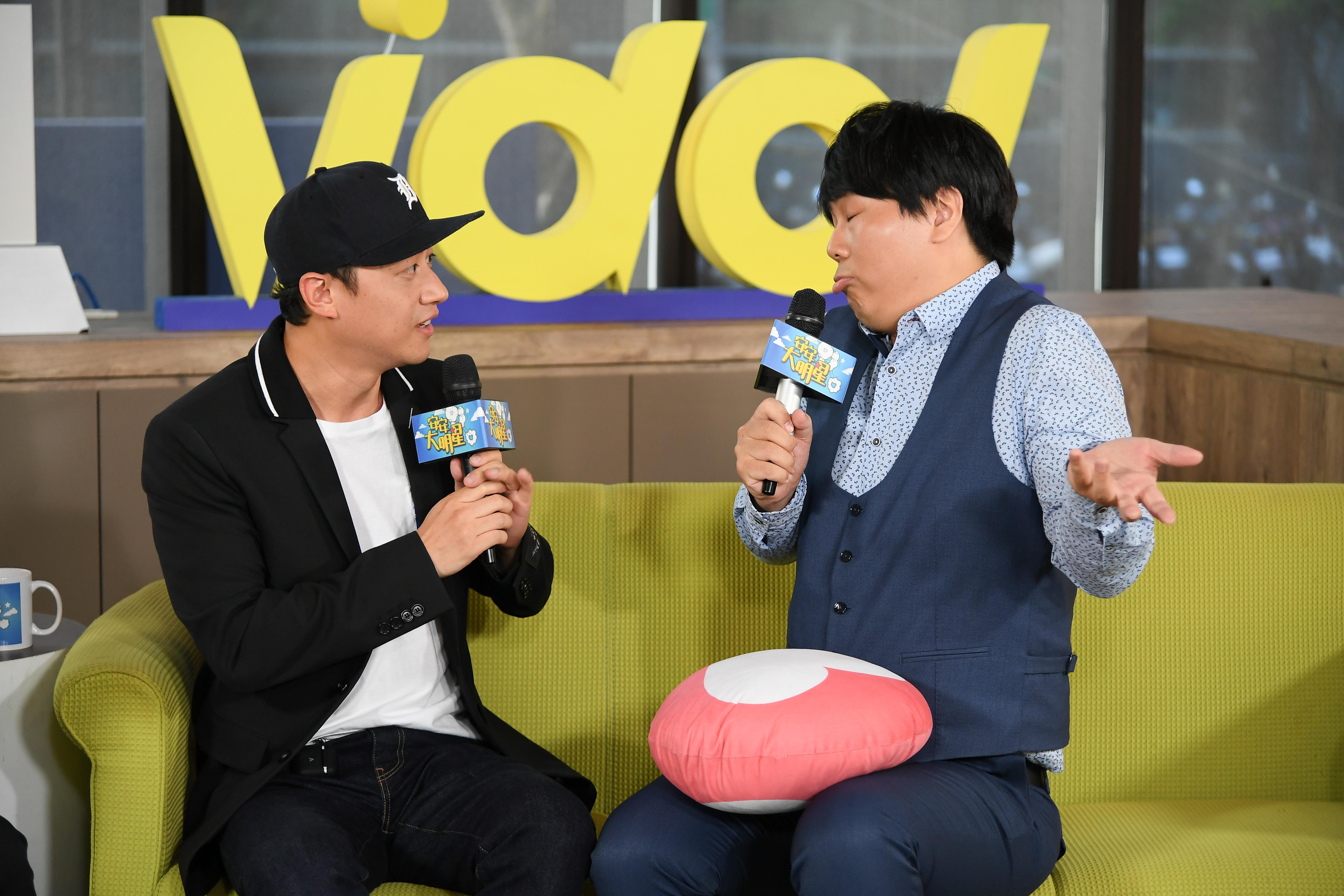 邵大倫（右）看好黃子佼得獎。（三立提供）