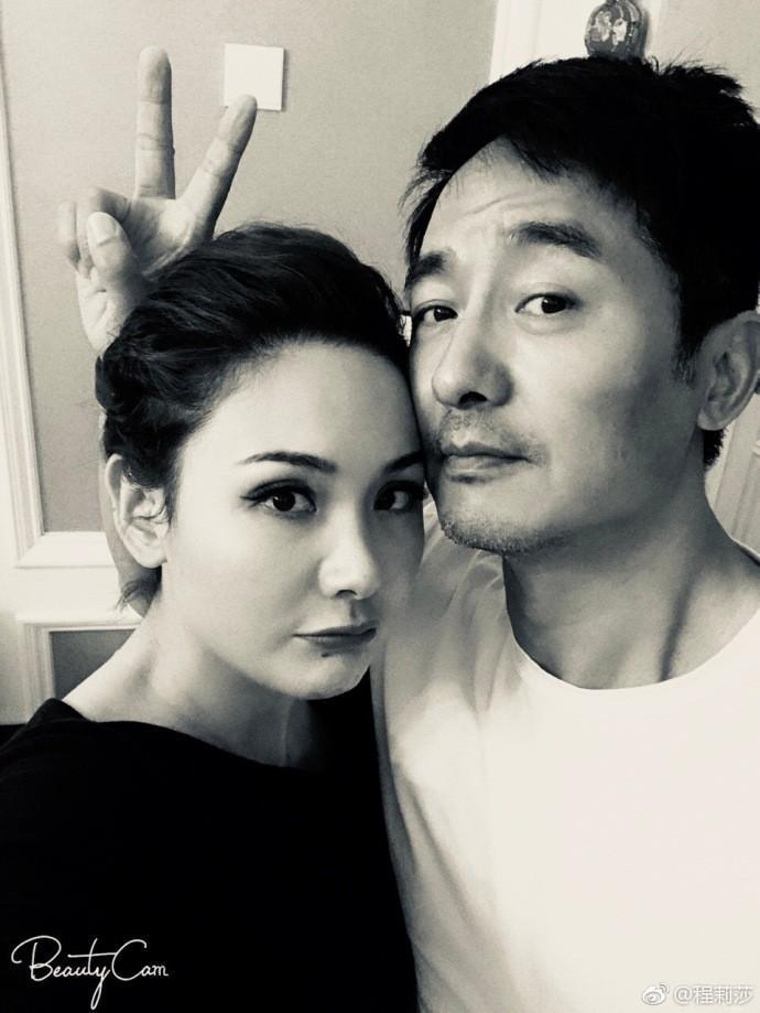 大陸女星程莉莎和演員郭曉東結婚11年,最近夫妻倆在陸綜《妻子的浪漫旅行》狂放閃。(翻攝自微博)