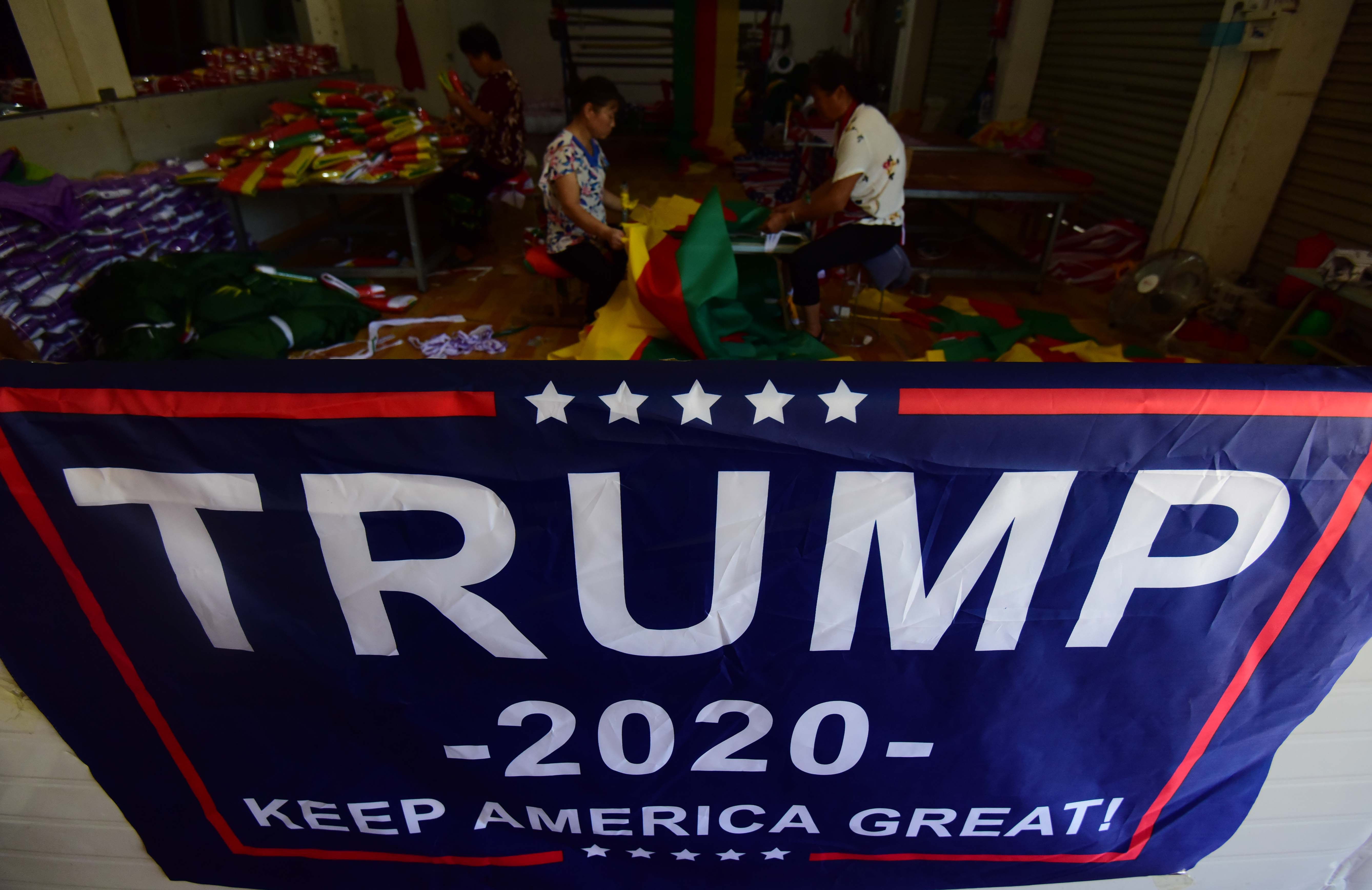 川普2020年競選連任的旗幟，製造地點是在中國安徽阜陽的一家工廠。（東方IC）