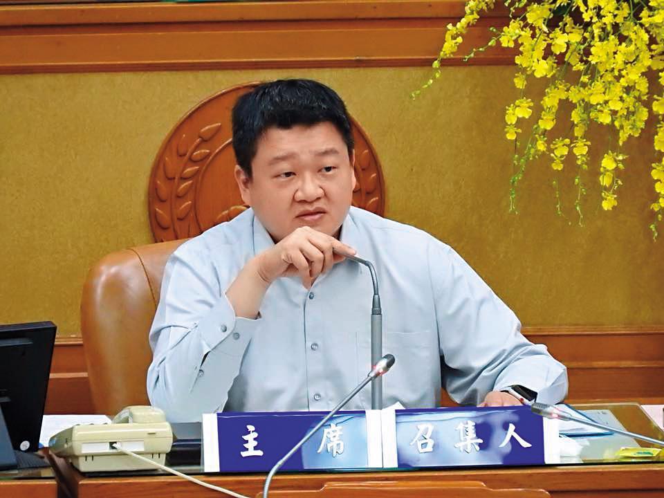 新北市議員何博文指出,八里汙水處理廠的刮泥機多數故障,認為台北市衛工處還造假妥善率。(翻攝自何博文臉書)
