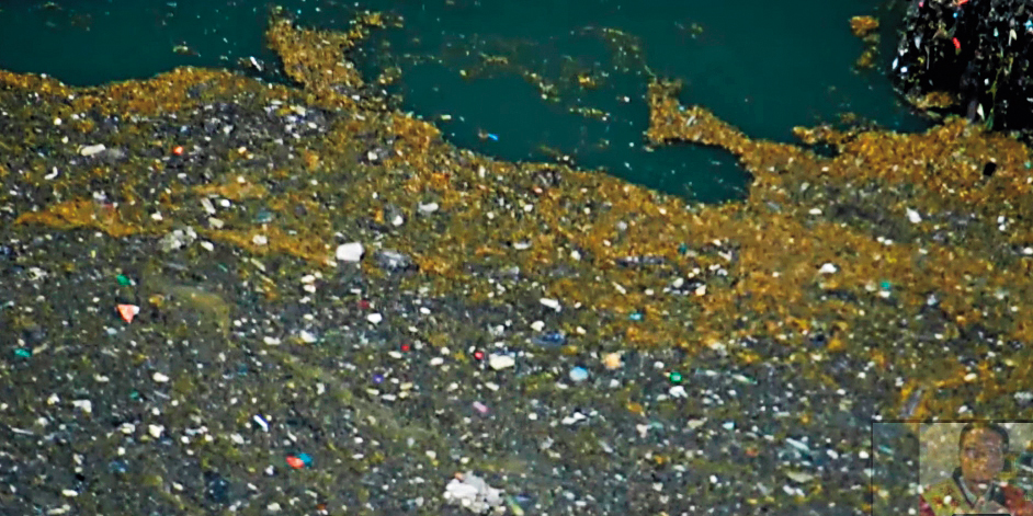 八里汙水處理廠排出惡臭混濁的汙水，讓台北港變成陰陽海。（讀者提供）