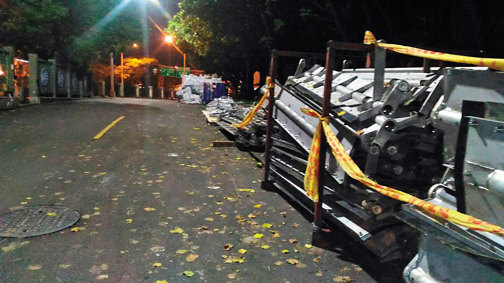 號稱美規的刮泥機竟是中國貨，買來時堆置在汙水處理廠內。（讀者提供）