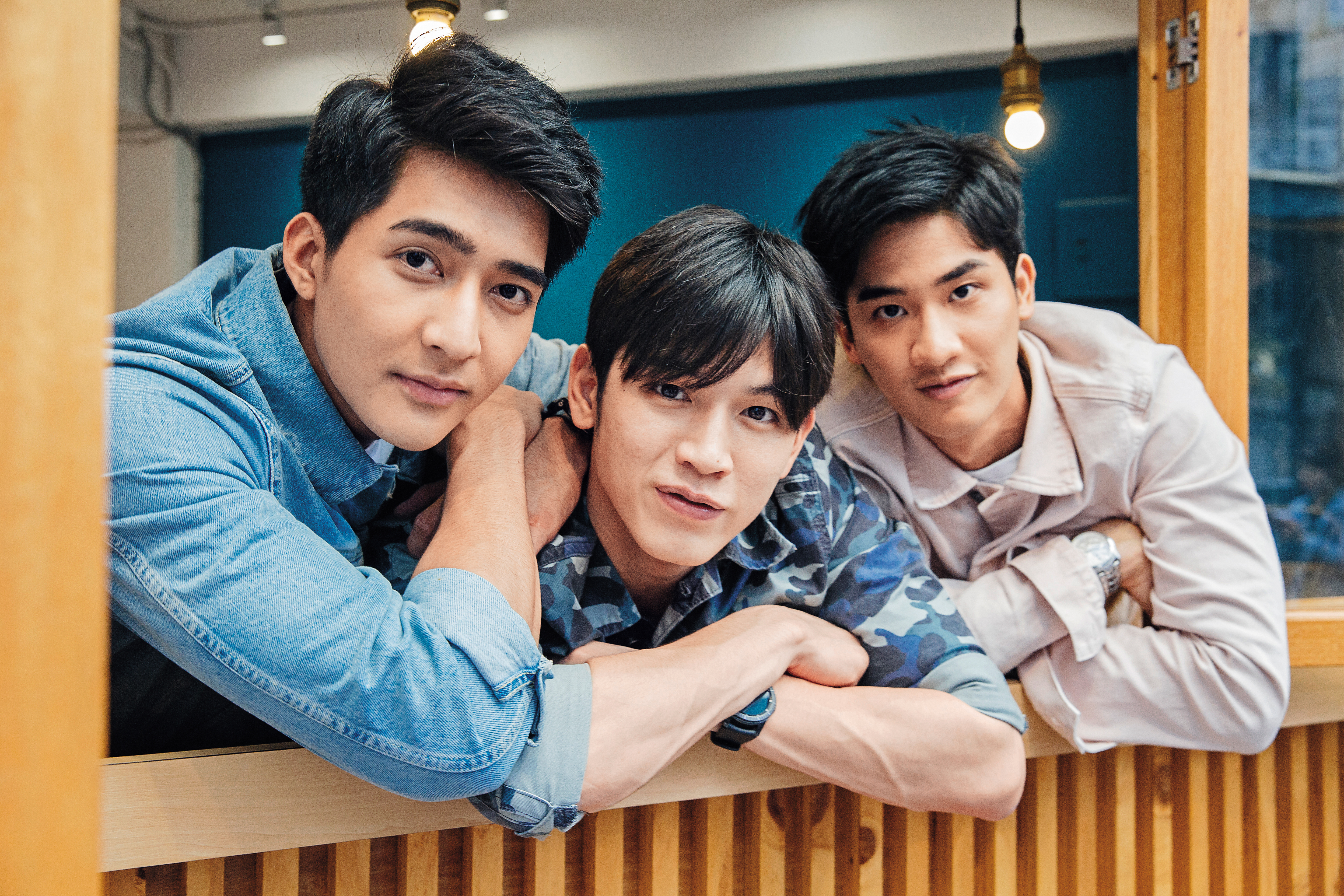 New（中）與Earth（左）、Tay（右）都演過男男CP，私下三人亦是玩在一起的好朋友，被粉絲暱稱為「大三角」。