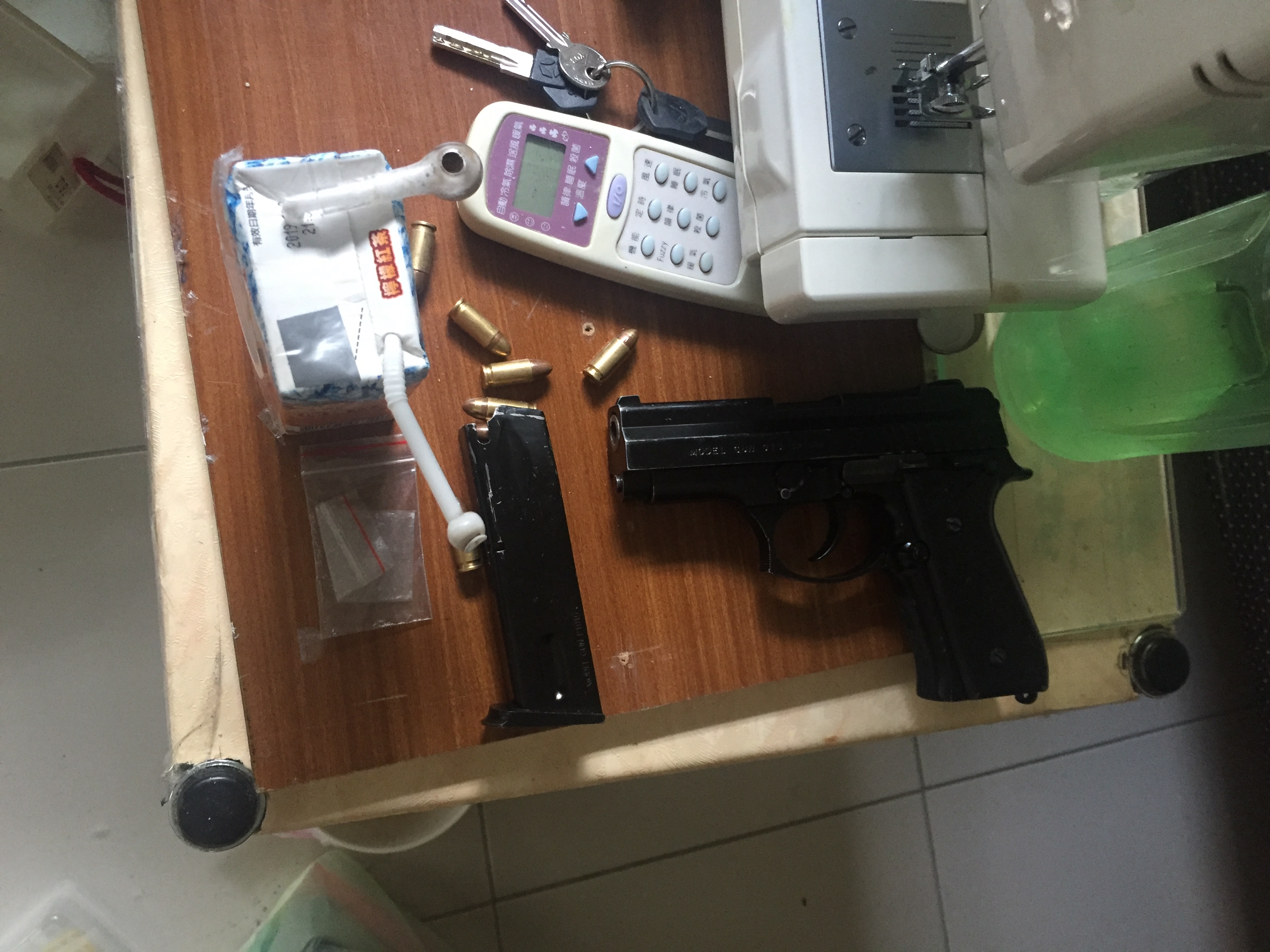 賴嫌吸毒後打電話報警，卻遭警方在家中起出改造手槍。（翻攝畫面）