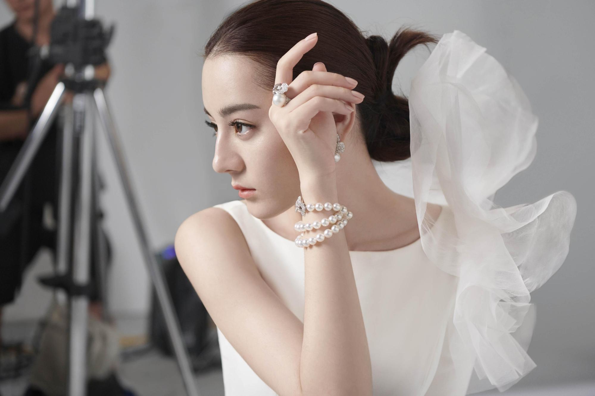 迪麗熱巴MIKIMOTO Pétales Collection Les Pétales Place Vendôme系列,散發柔情似水的華貴氣質。(MIKIMOTO提供)