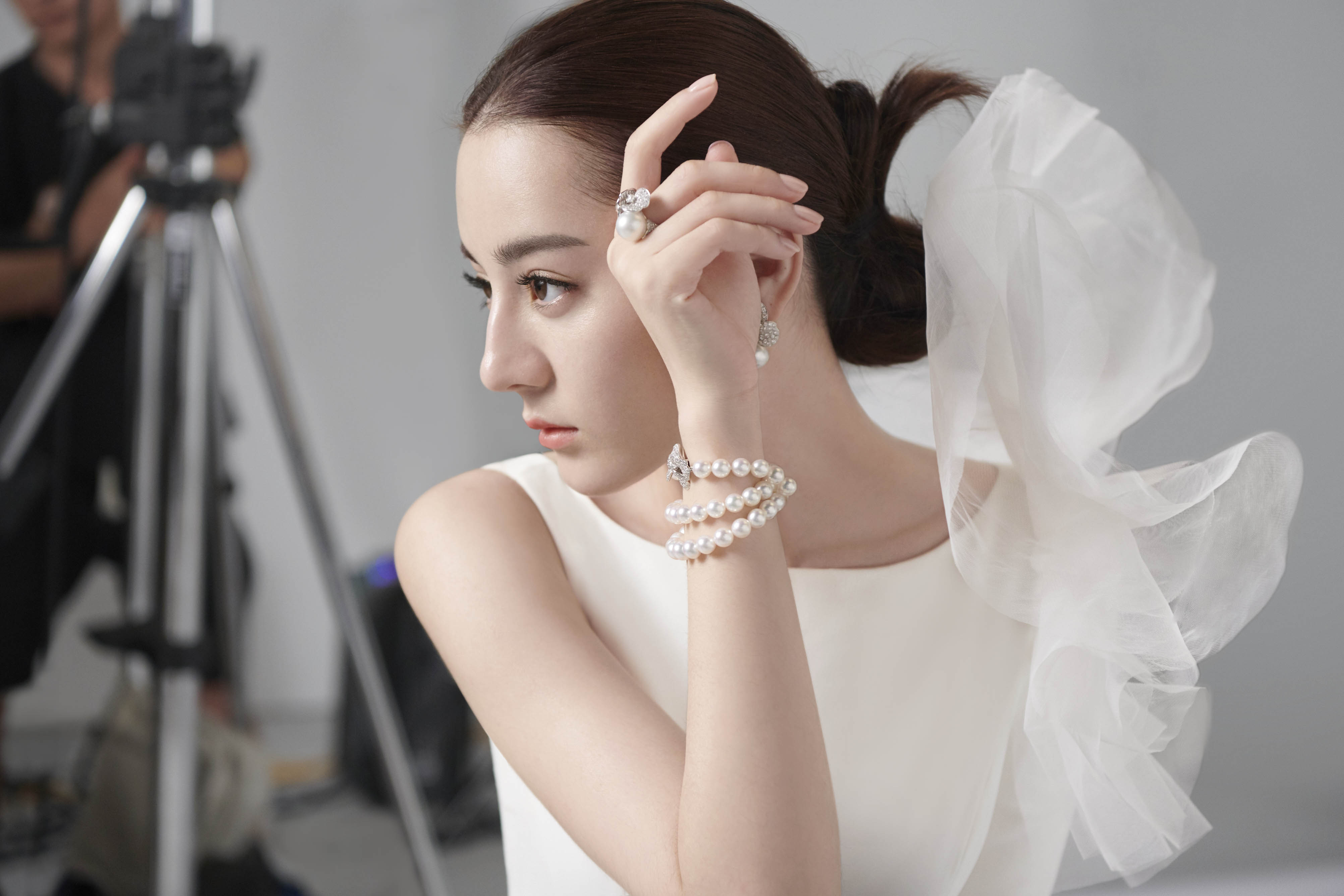 迪麗熱巴MIKIMOTO Pétales Collection Les Pétales Place Vendôme系列，散發柔情似水的華貴氣質。（MIKIMOTO提供）