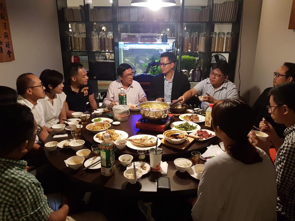戴季全（中右）在臉書貼出9月6日晚間與前總統陳水扁（中左）餐敘的照片。（翻攝戴季全臉書）