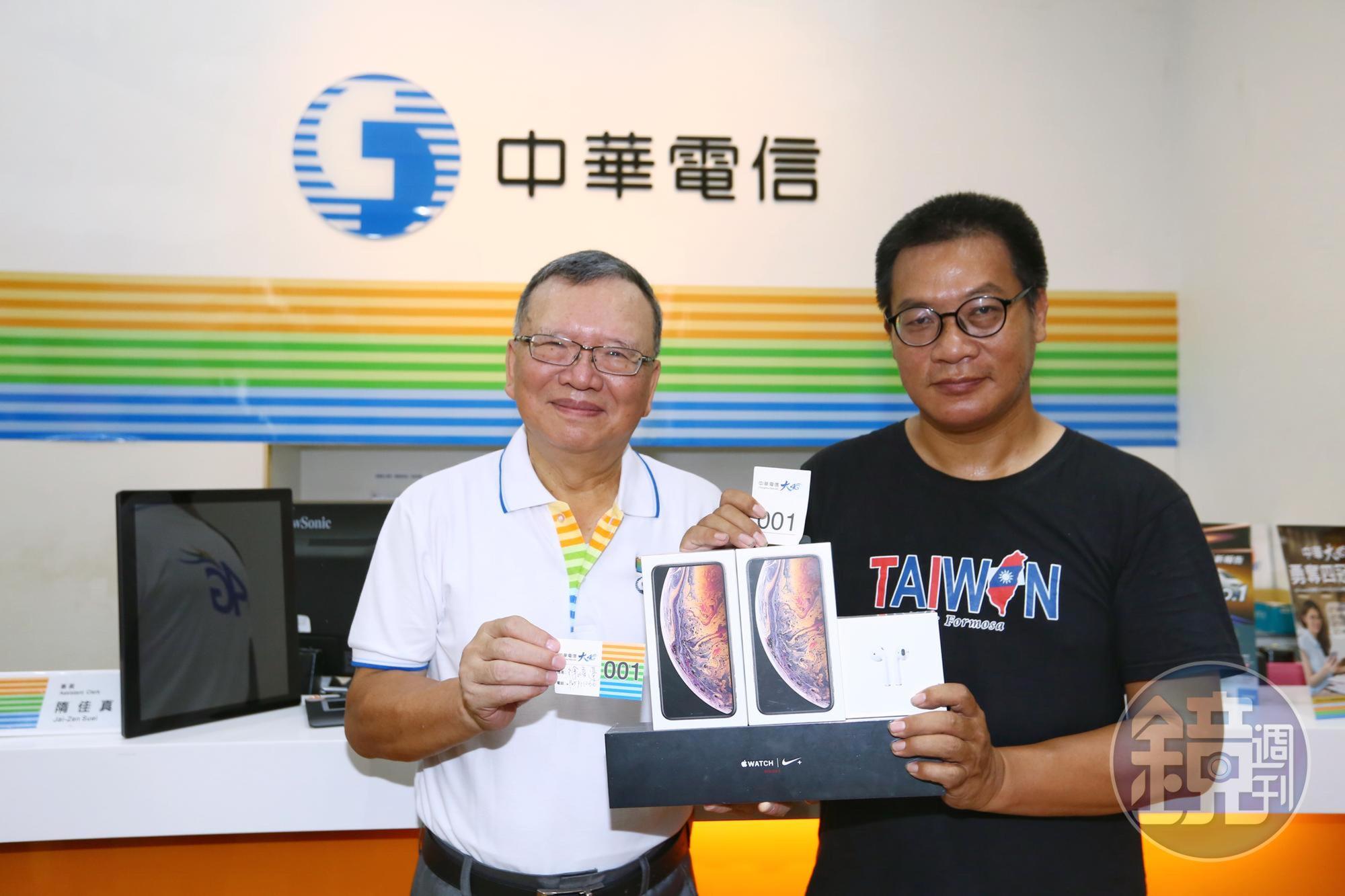 在中華電信排了91小時的搶頭香果粉Mike,董事長鄭優(左)贈送1支最頂規iPhone XS Max 512GB。