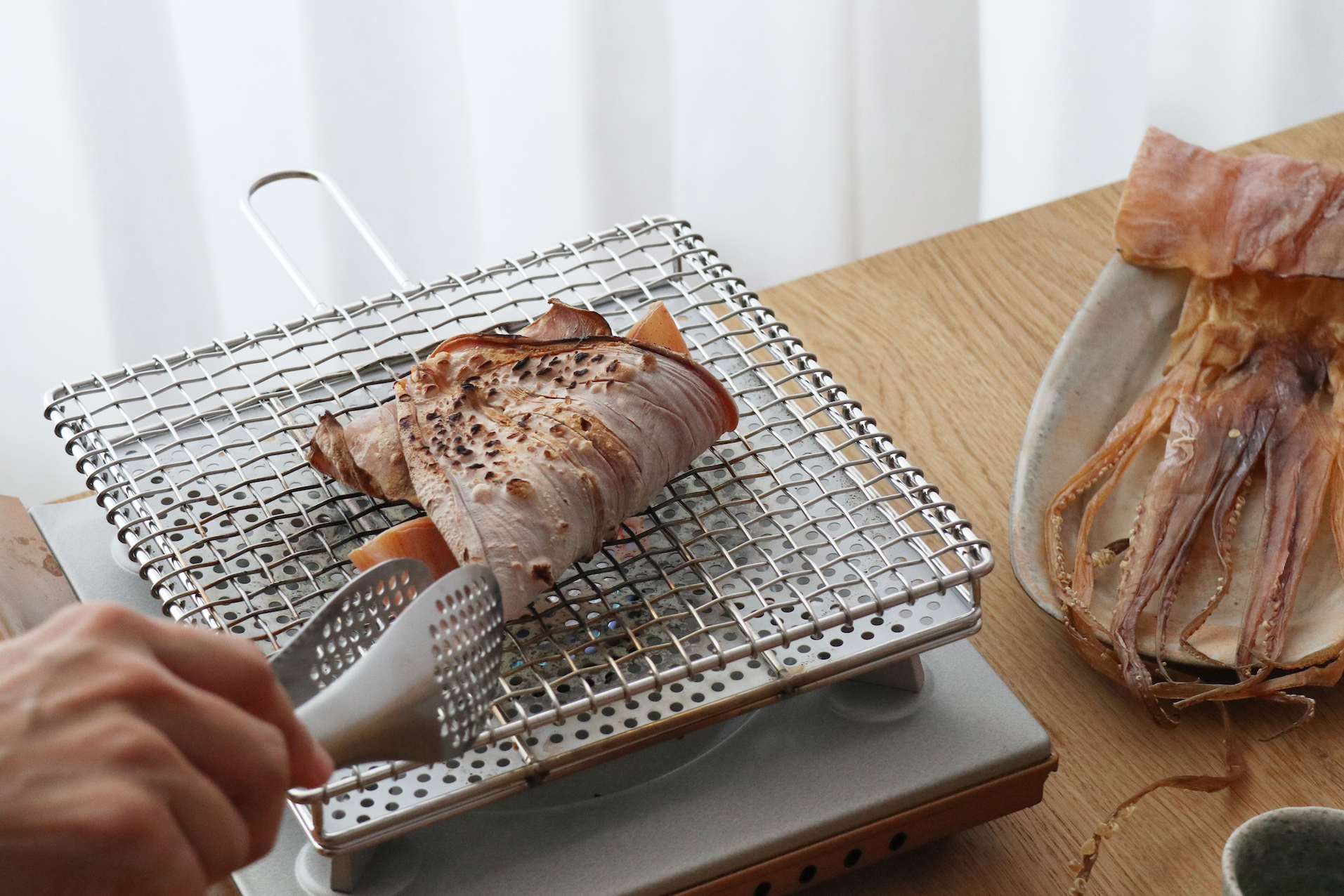 用「金網つじ」土司燒烤魷魚，滋味鮮香而不過焦。（森/CASA提供）