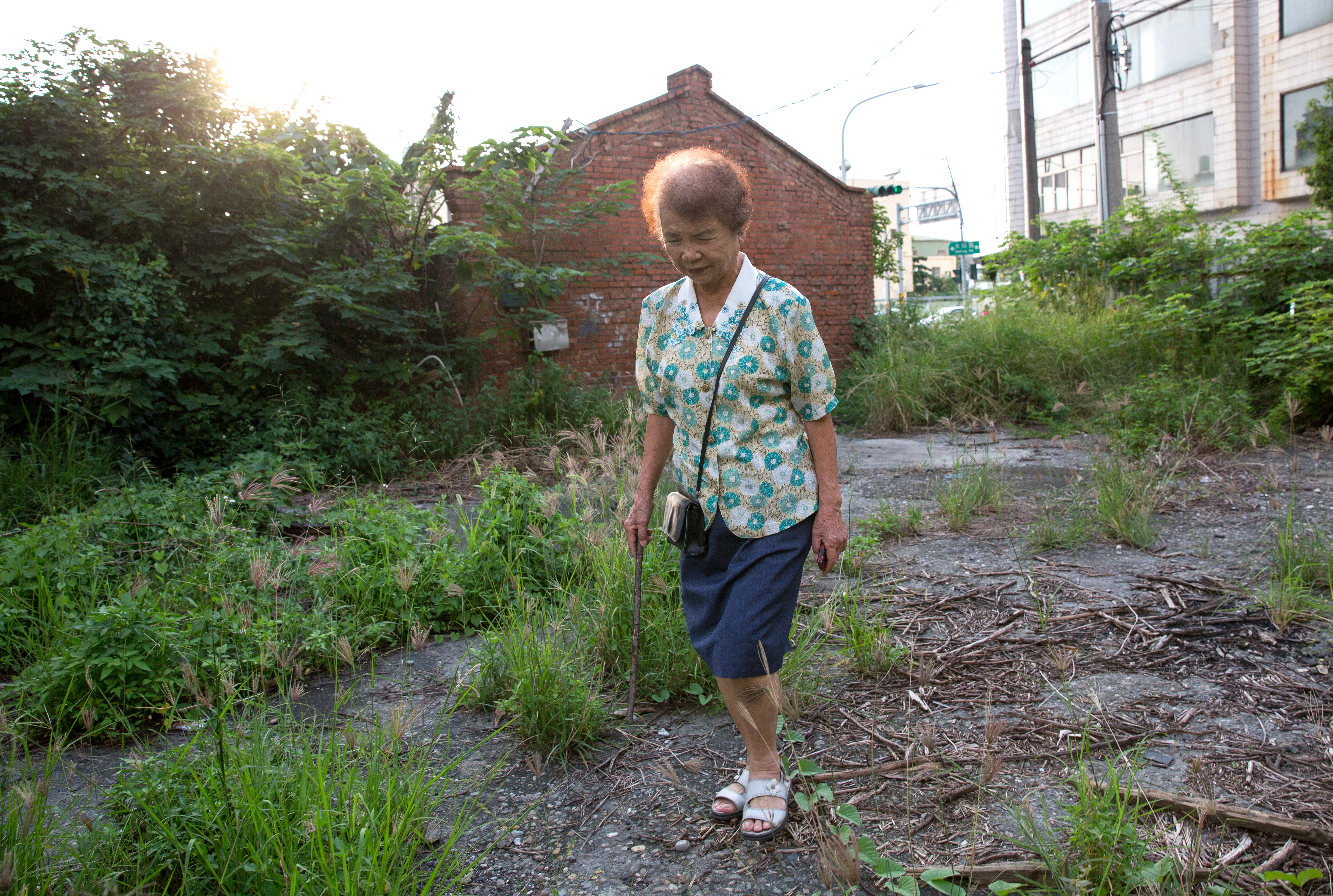 陳楊麗蓉來到水泥瓦工廠遺址，如今已成為一片空地，過去的機械器具都不在了。