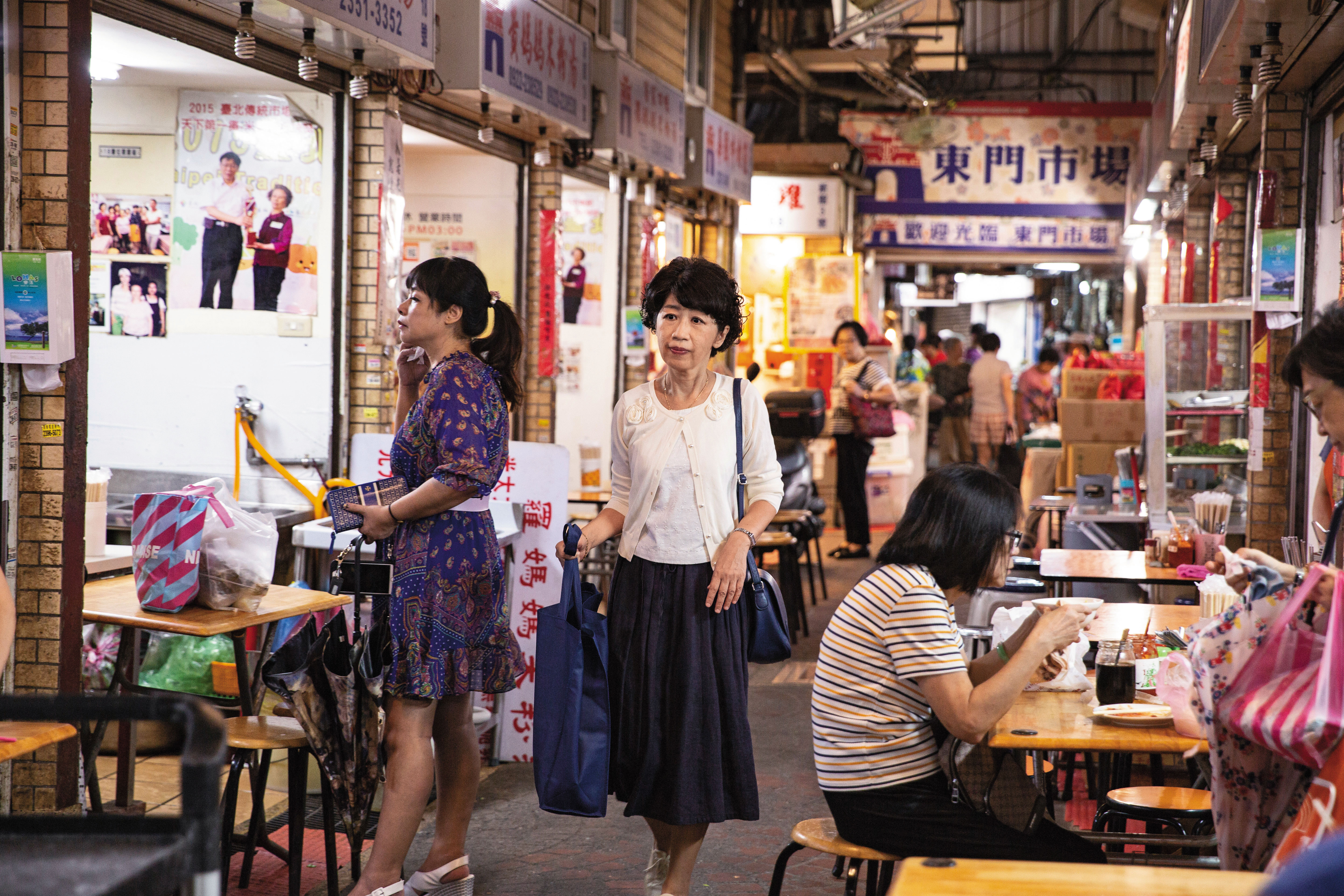 陳佩琪前陣子開玩笑說，只要柯文哲在媒體上被修理得很慘，隔天她去買菜，便會有一堆人對她說加油。