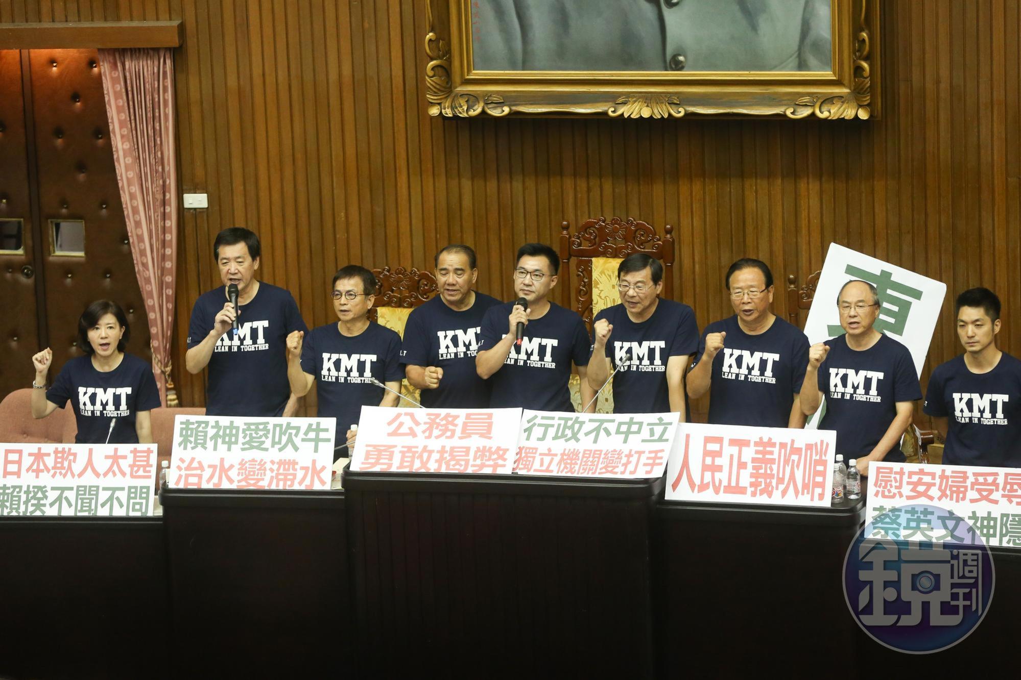 國民黨團霸佔主席台抗議。