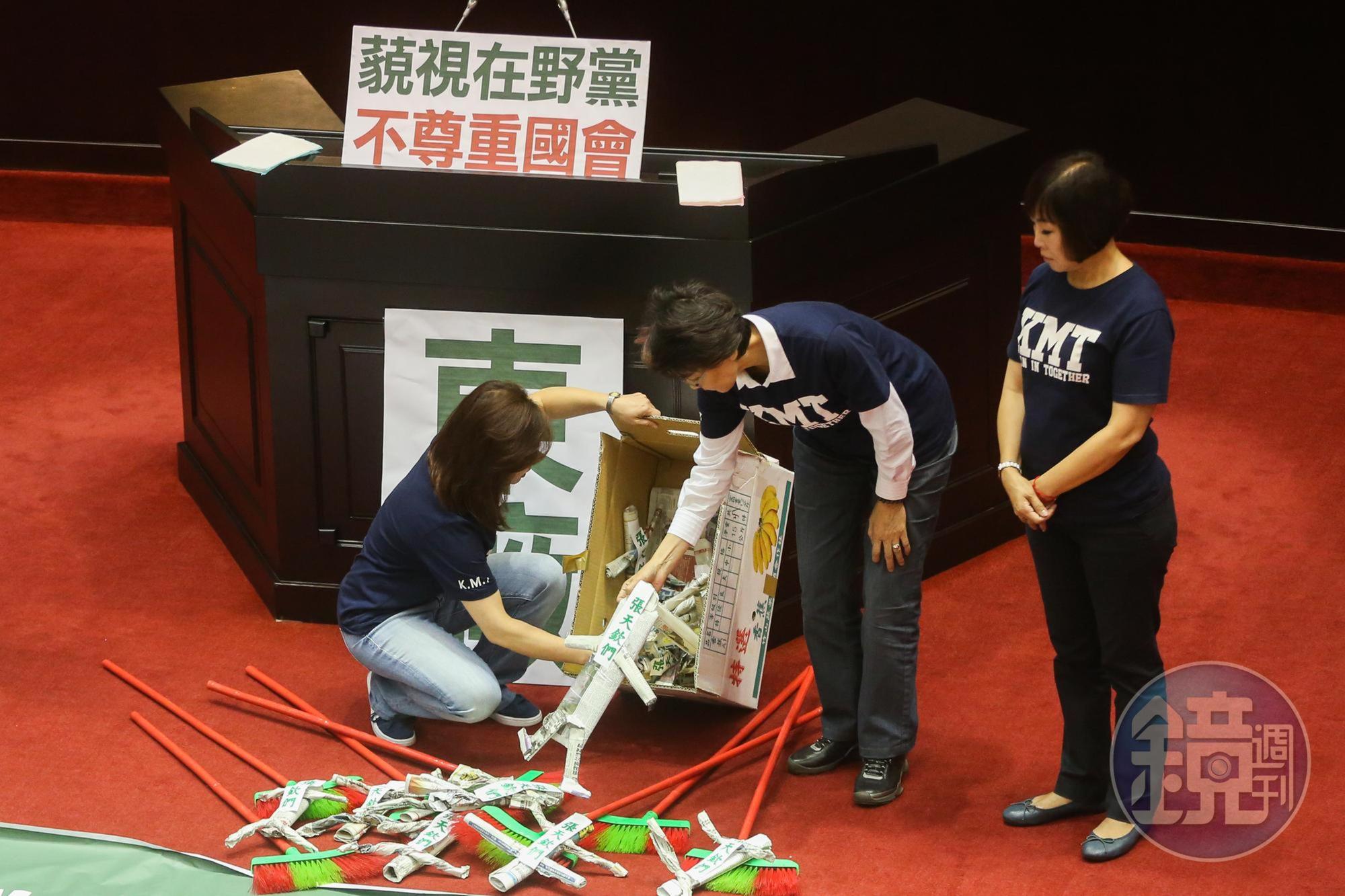 國民黨團拿出紙紮「張天欽們」小人。