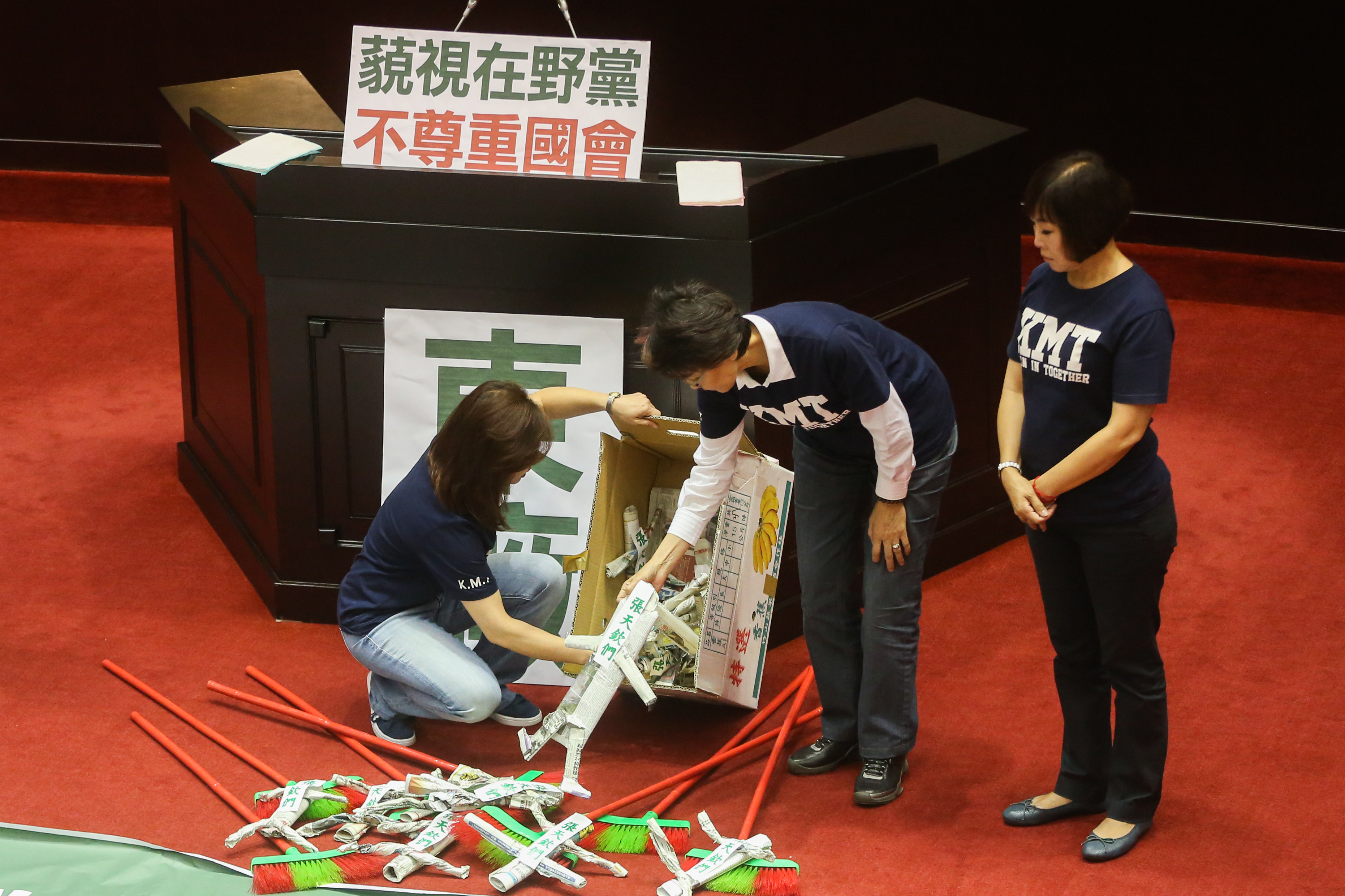 國民黨團拿出紙紮「張天欽們」小人。