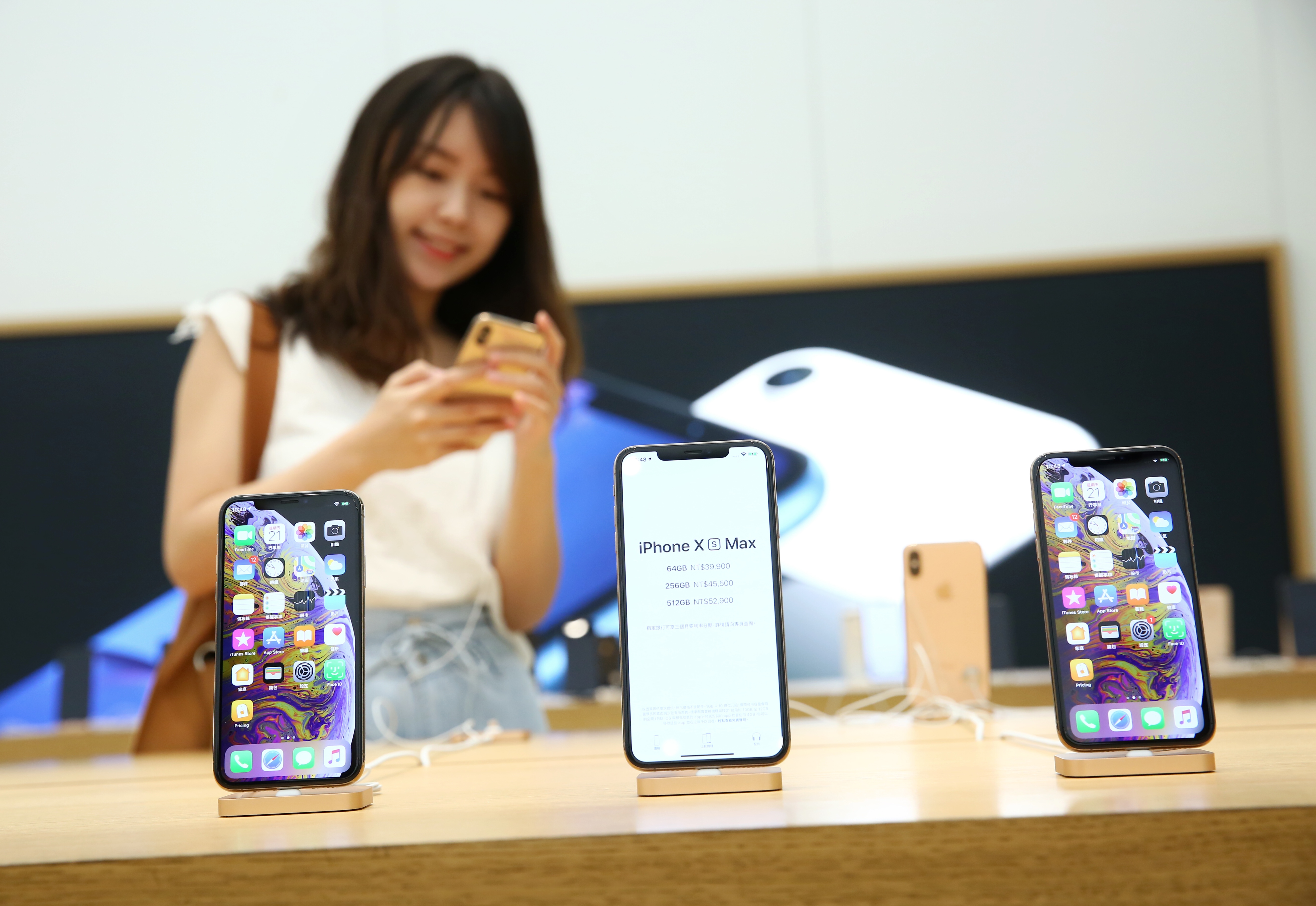 新一代iPhone正式在台開賣，即使今天搶快拿到新機，現階段雙卡雙待機功能仍無法使用。