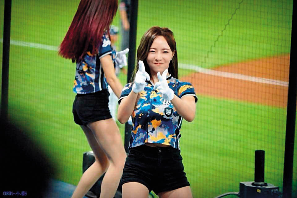 巫苡萱加入LamiGirls啦啦隊3年,目前擔任副隊長,擁有大批粉絲。(翻攝自巫苡萱IG)