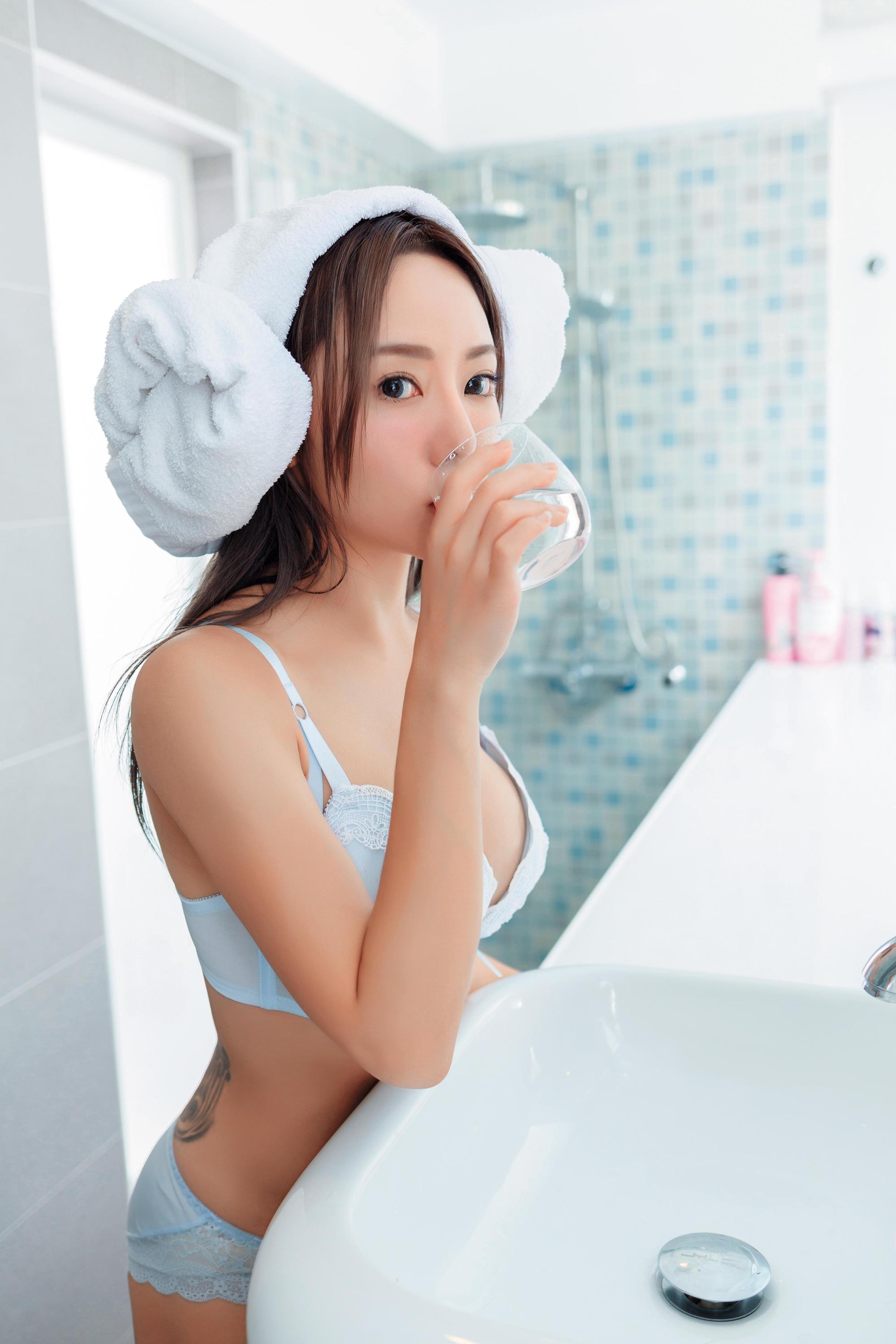 巫苡萱最近發行個人首本寫真，書中有穿著比基尼在浴室的日常生活性感照。 （尖端出版社提供）