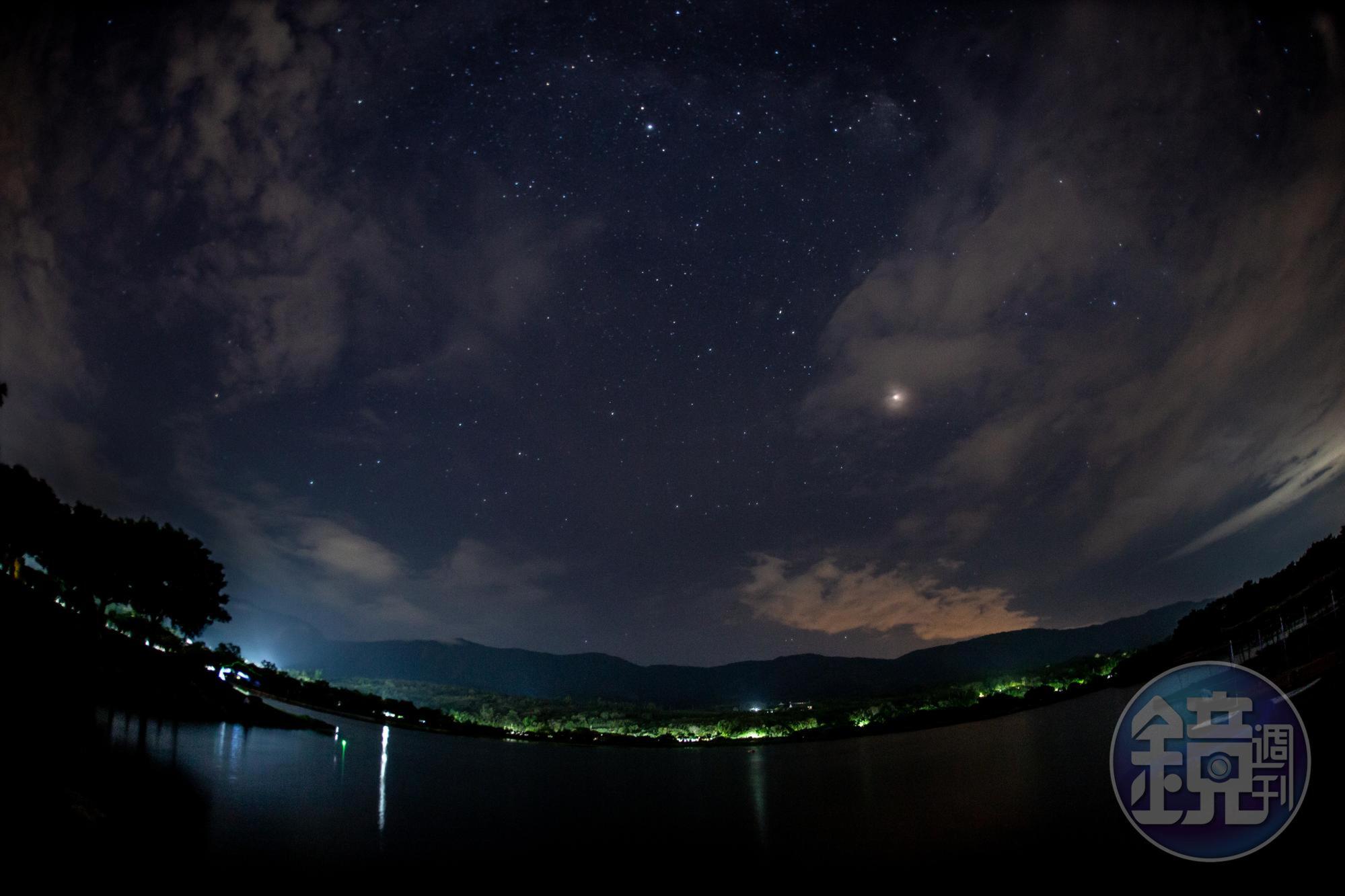 夜空下,大坡池晃漾星光、浮雲、水波,神祕靜美。