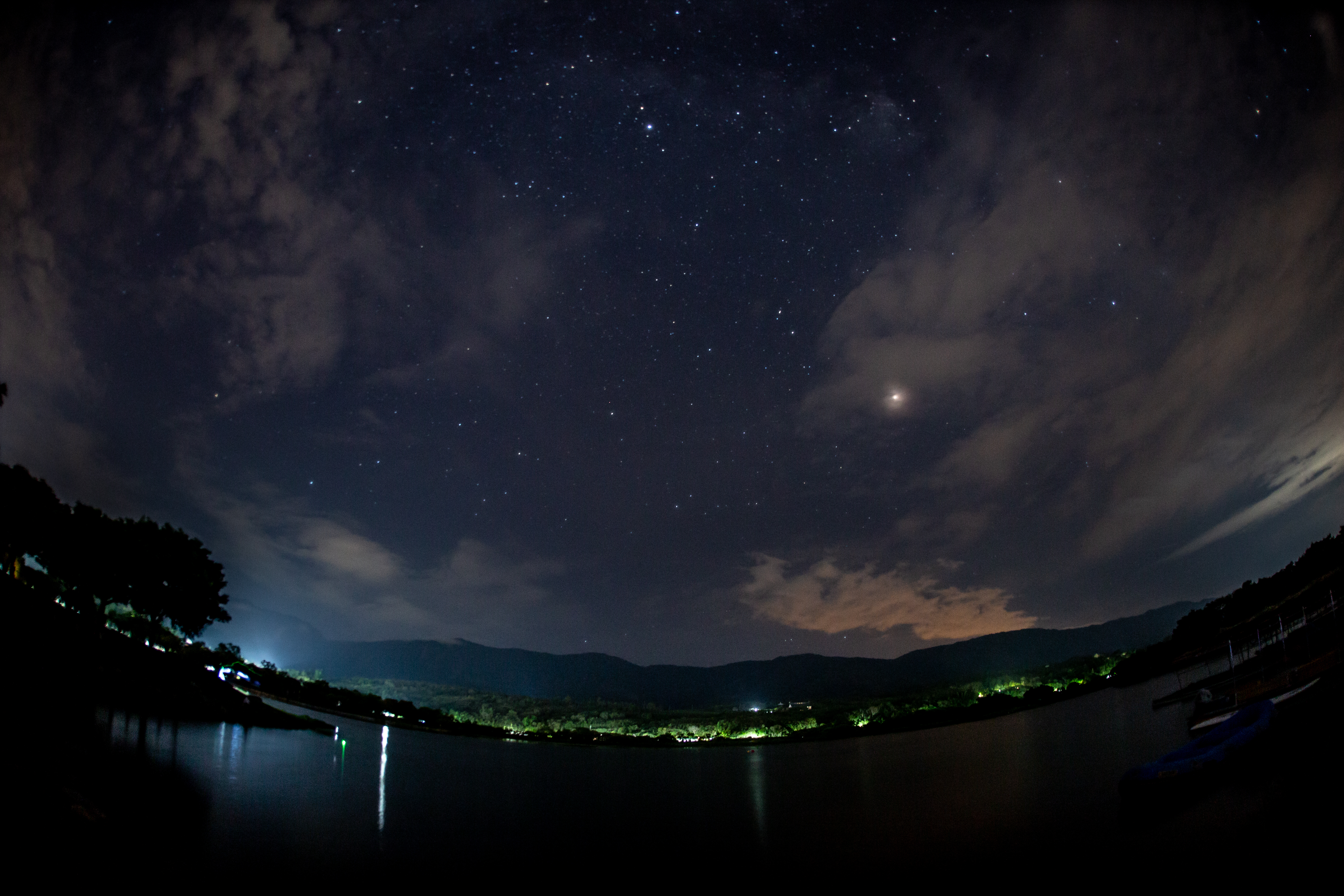 夜空下，大坡池晃漾星光、浮雲、水波，神祕靜美。