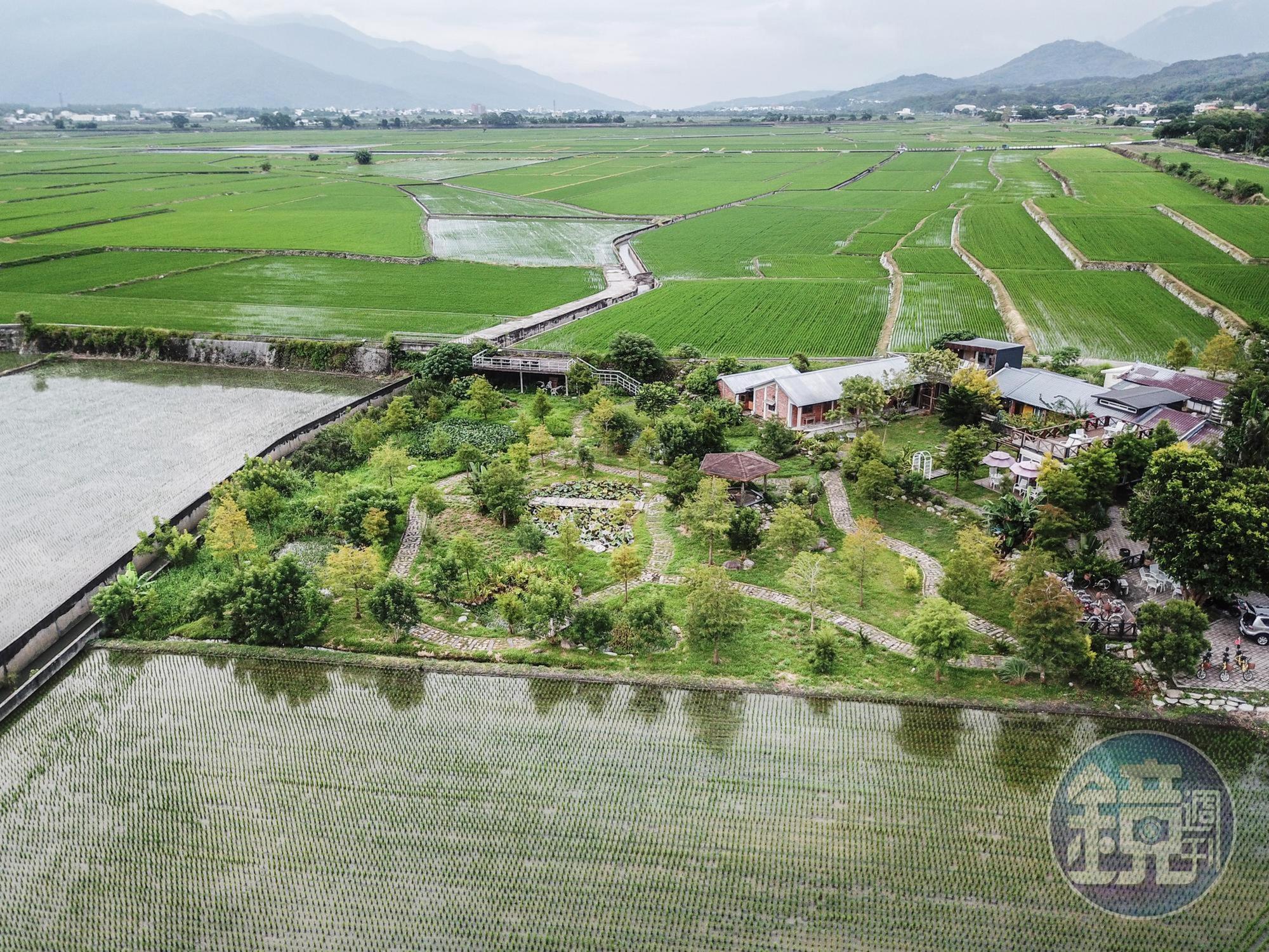從空中鳥瞰民宿,田中央場景,極其逍遙。