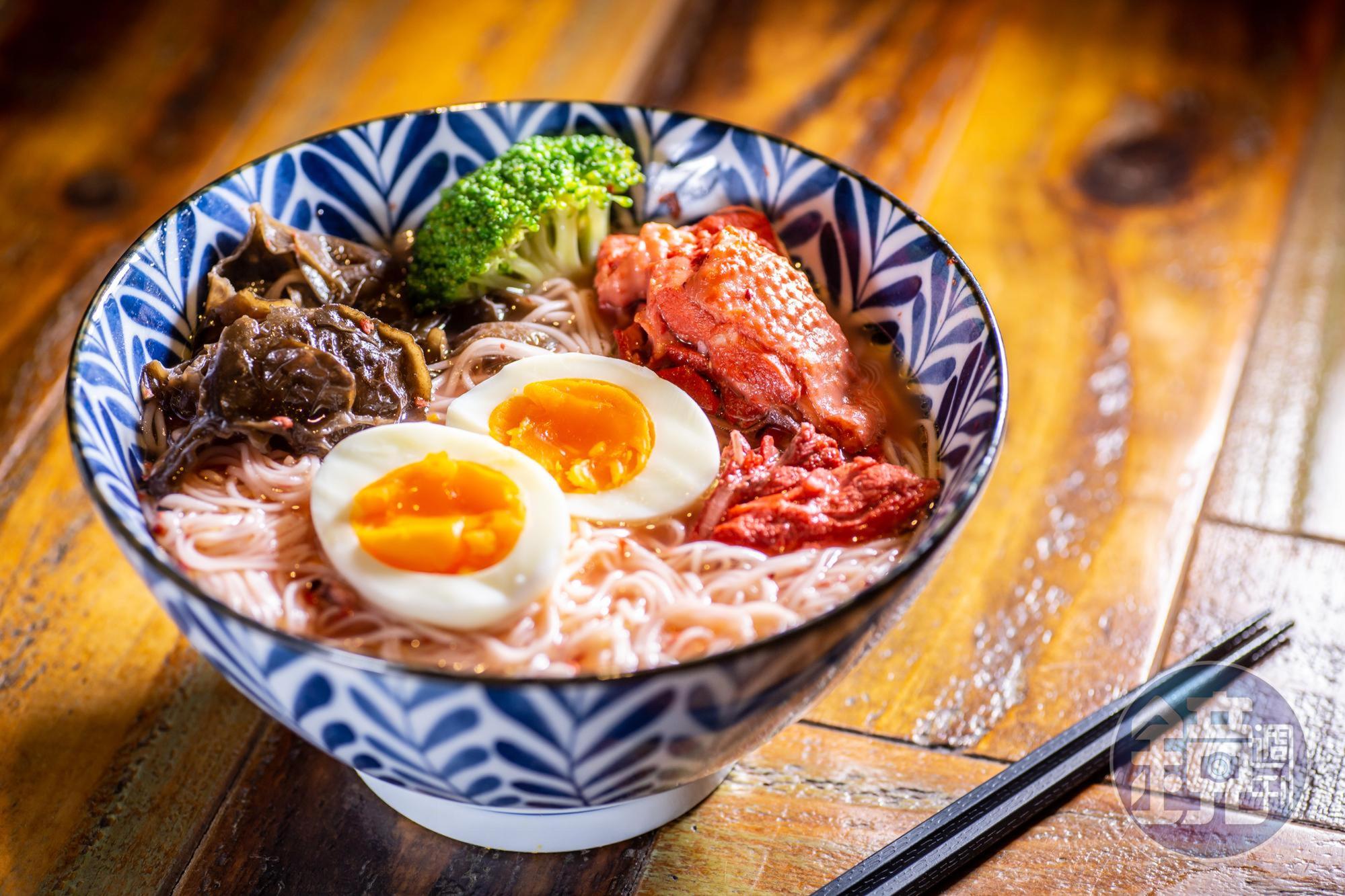 「紅糟雞麵線」以福州紅糟炒土雞,再燜煮老酒,香氣迷人。(150元/碗)