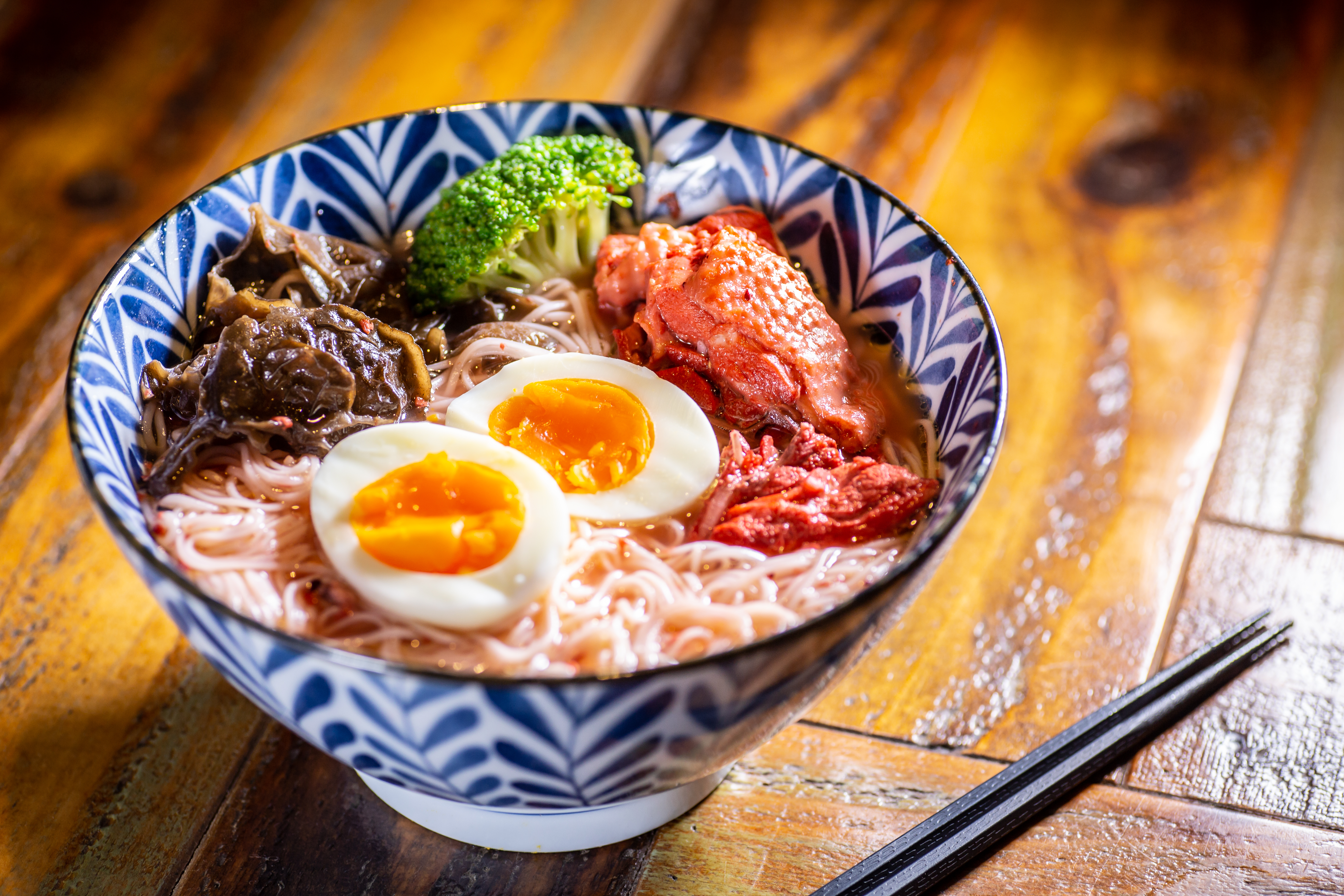 「紅糟雞麵線」以福州紅糟炒土雞,再燜煮老酒,香氣迷人。(150元/碗)