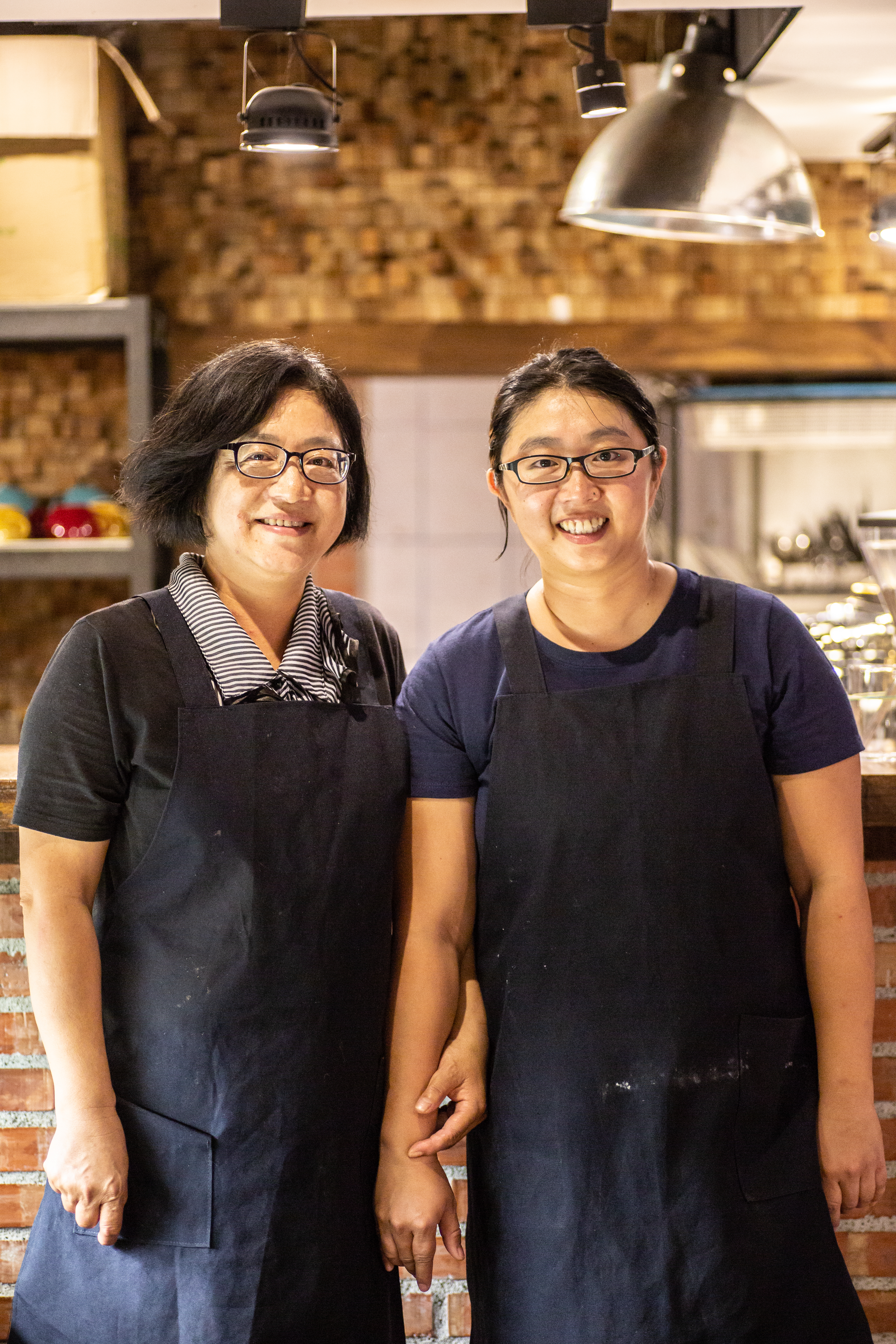陳品蘭(左)和女兒謝馨儀(右)打理咖啡館,分享美味生活。