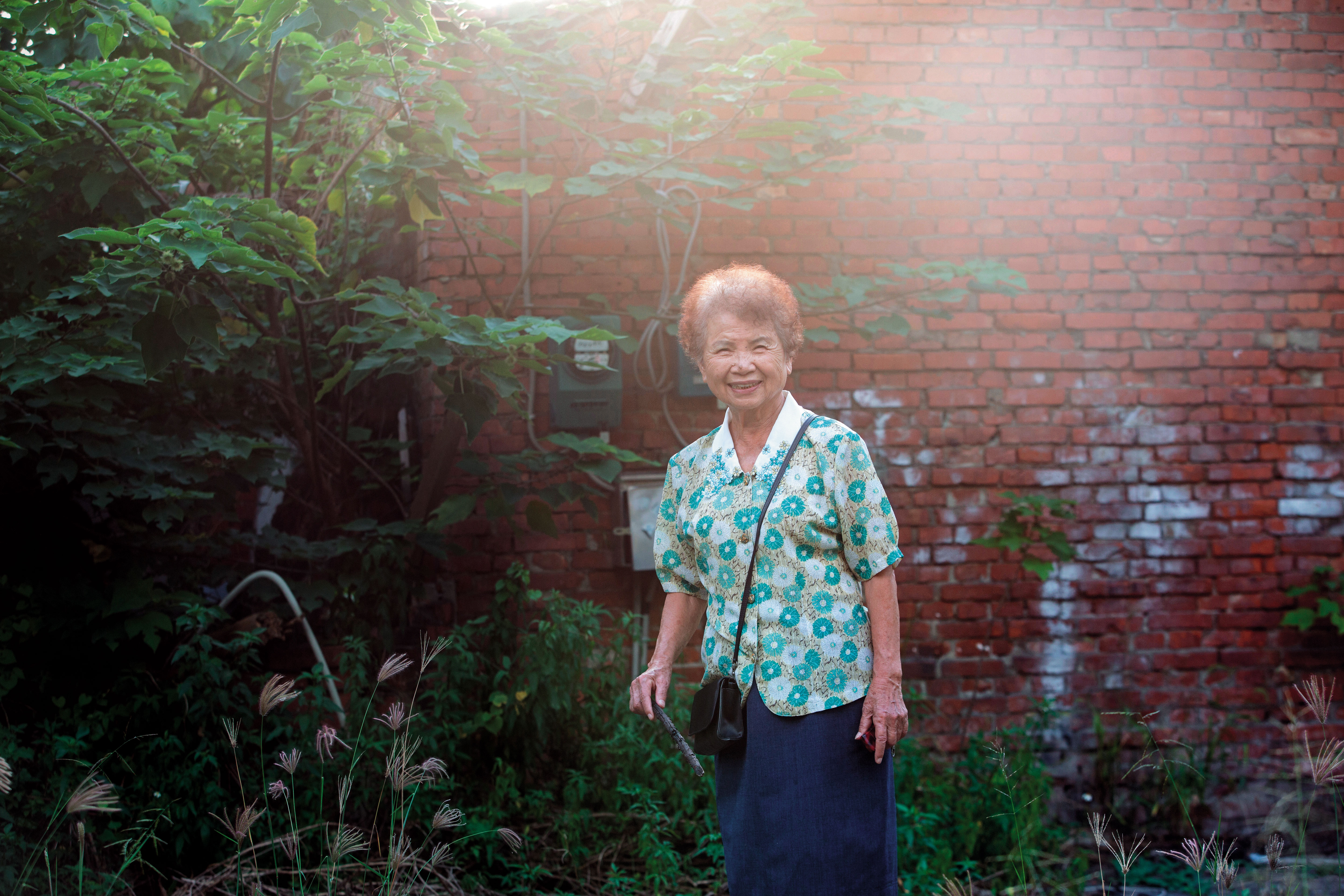 陳楊麗蓉帶我們來到水泥瓦工廠舊址，過去她日日在此勤奮做工，全年只休春節3天。