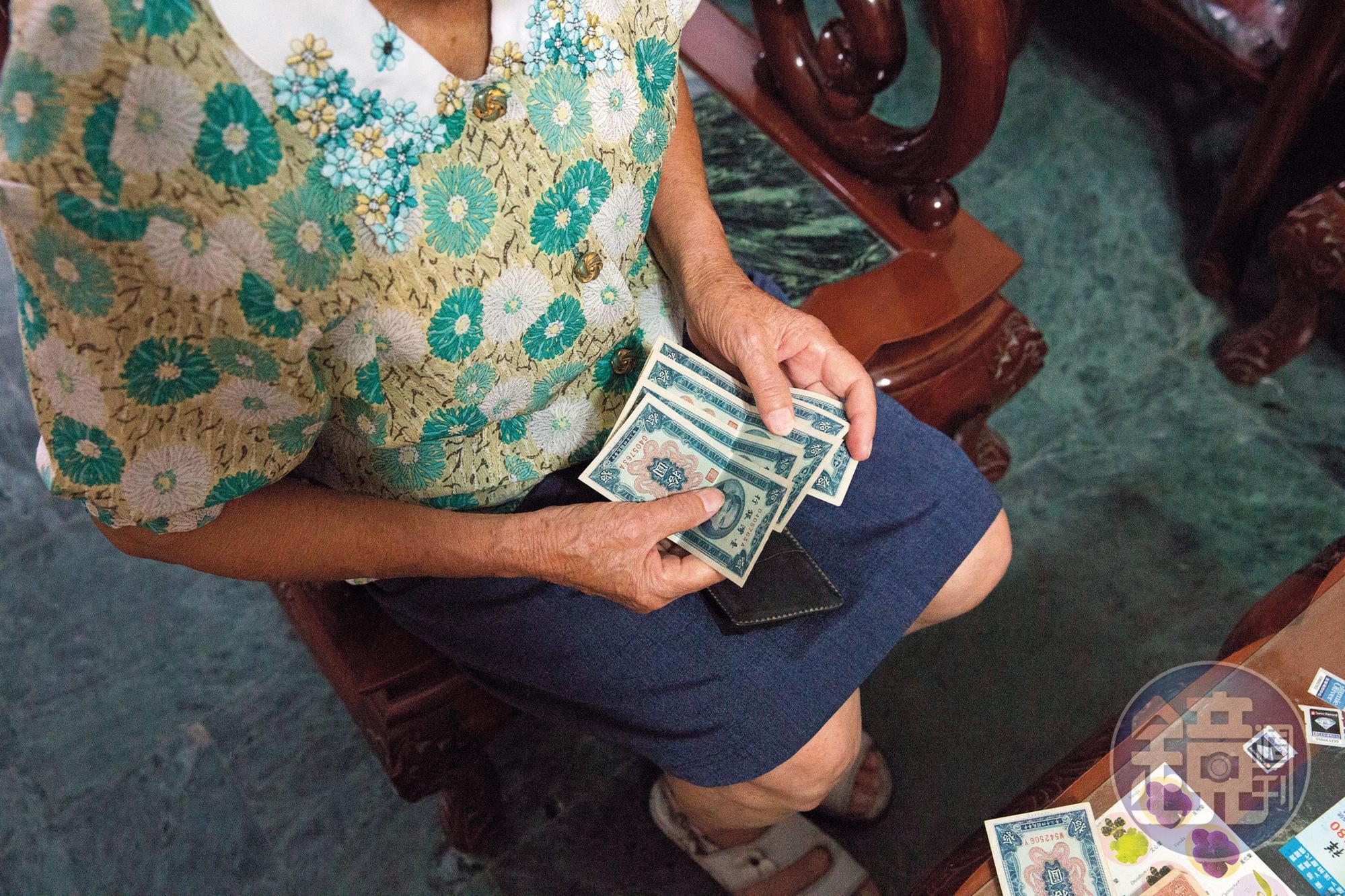 陳楊麗蓉拿出許多1950年代的紙鈔,其中還有金門專用的貨幣。