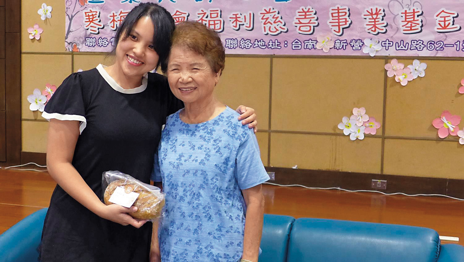 外孫女陳儀瑾（左）為了響應阿嬤陳楊麗蓉（右）的善舉，特地凌晨2點起床，製作新鮮麵包送給其他單親媽媽。