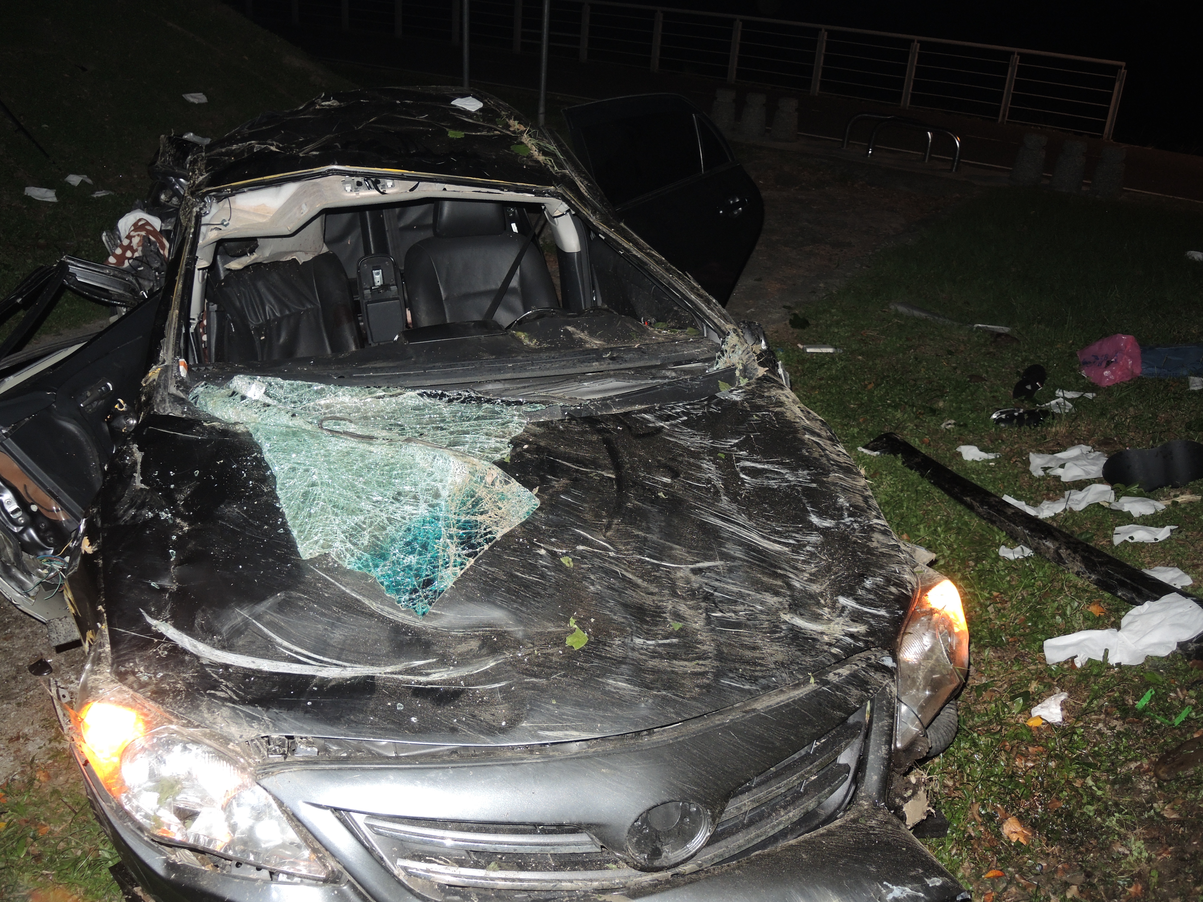 因車輛嚴重變形，宋女卡在副駕駛座上，警消使用破壞器材才將宋女救出，但宋女因頭部重創，現場已明顯無生命跡象。（翻攝畫面）