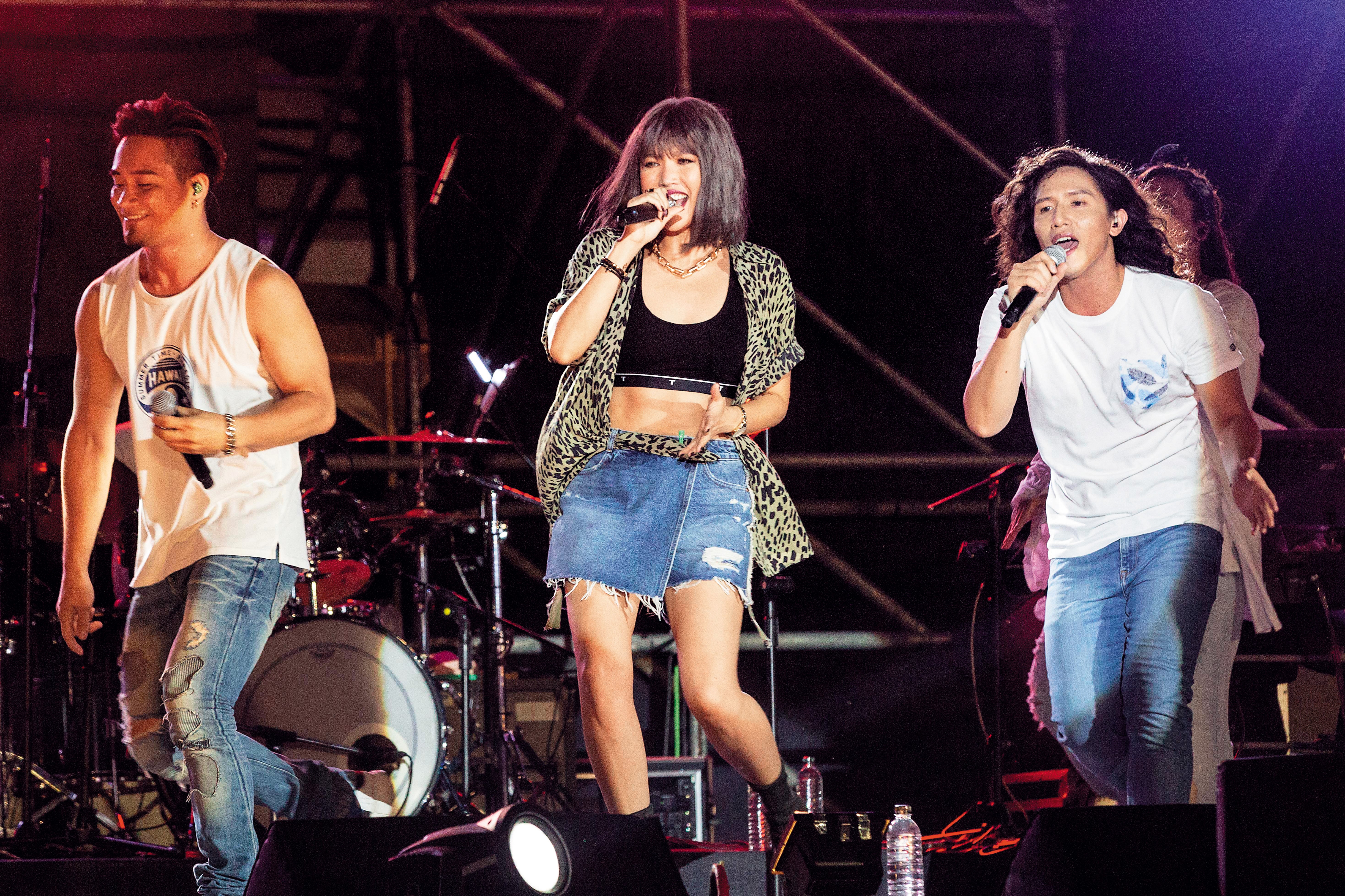 首屆Taiwan Pasiwali Festival國際原住民音樂節在台東舉辦，A-Lin擔任壓軸，活動當天吸引１萬５千人到場。（角頭音樂提供）