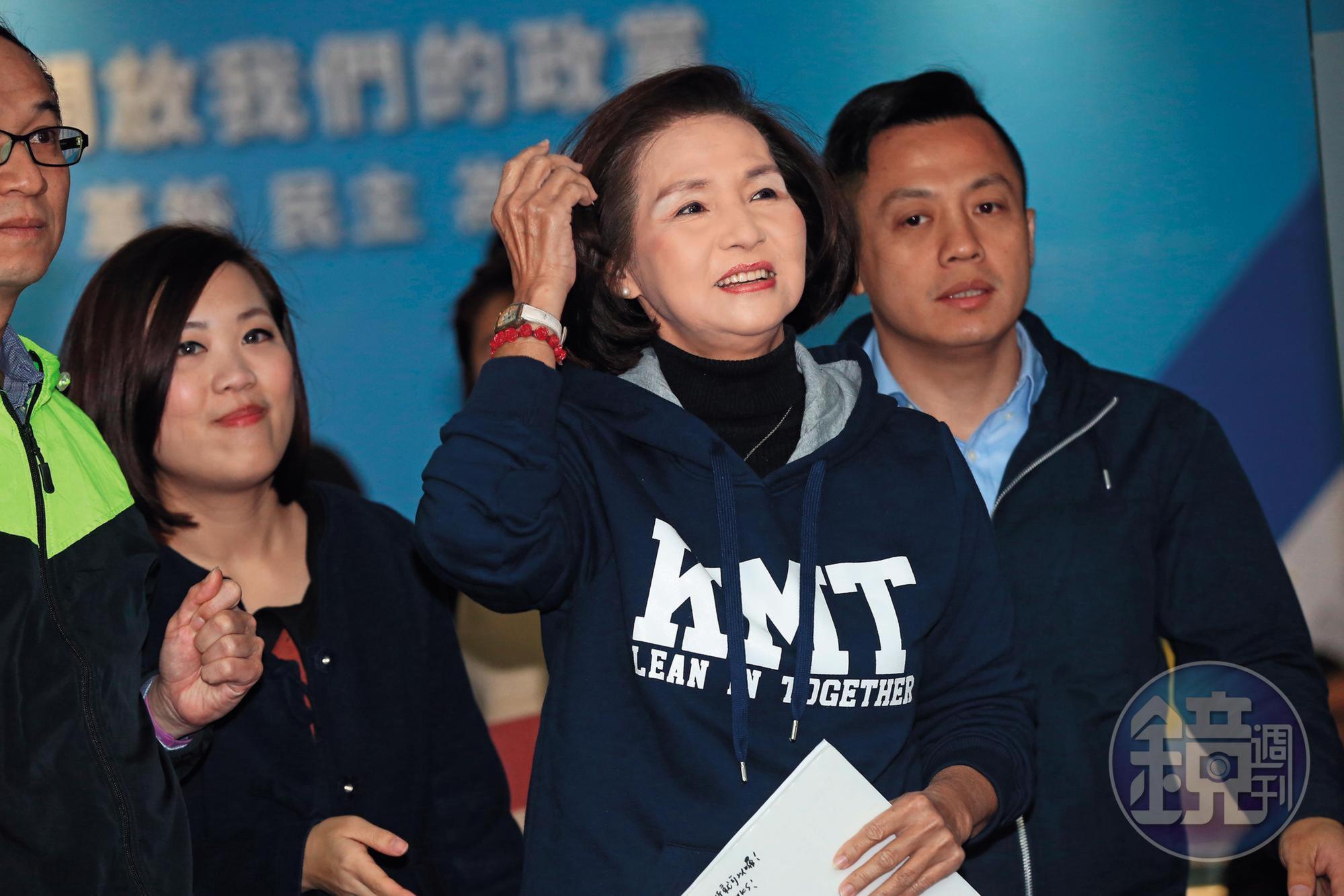 代表國民黨參選宜蘭縣長的羅東鎮長林姿妙（前），遭爆濫用第二預備金。